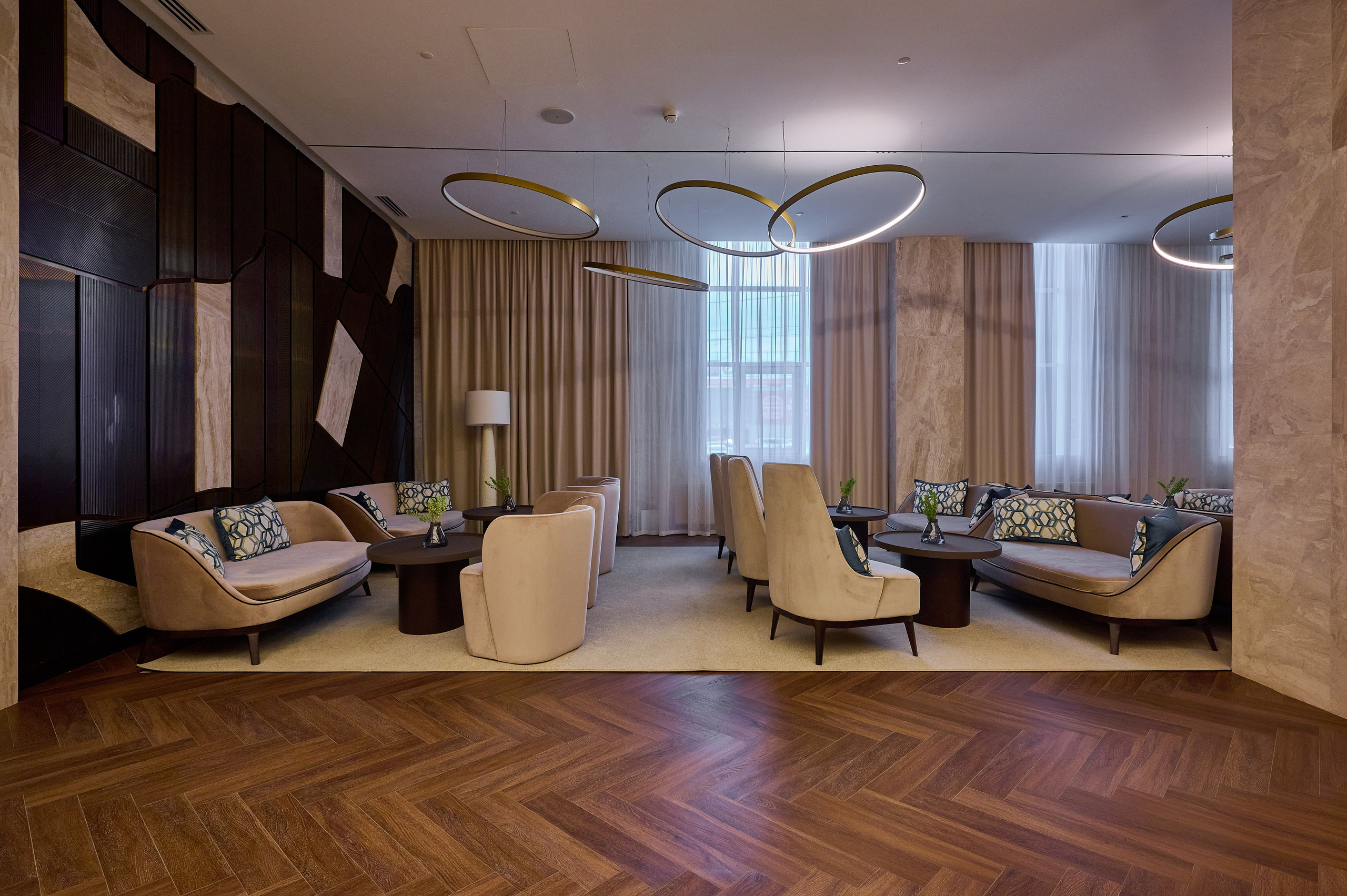 светлые шторы коричневые  столы белые кресла белый ковер