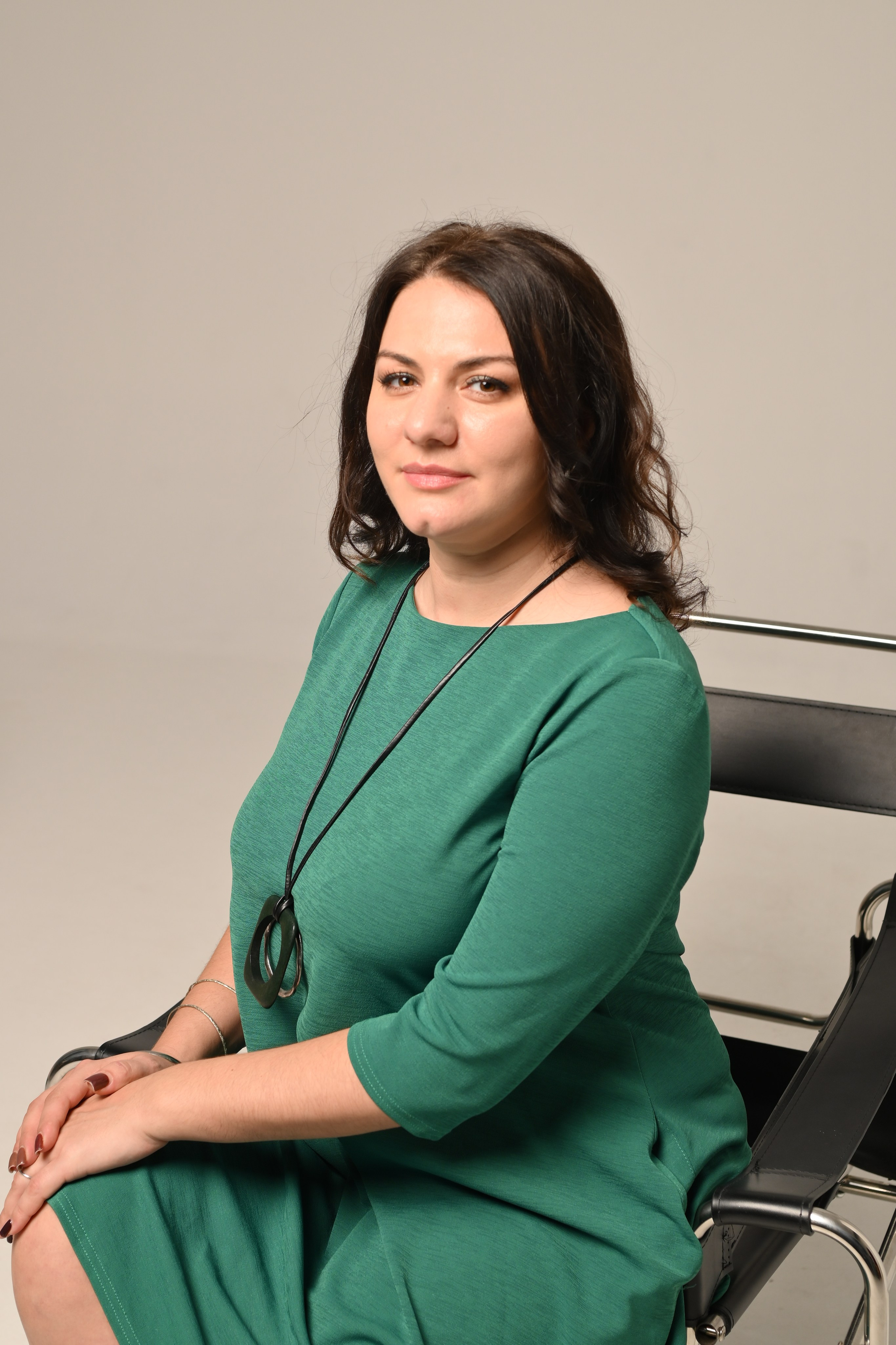 Сидя, общий план, искусственный свет, взгляды камеру