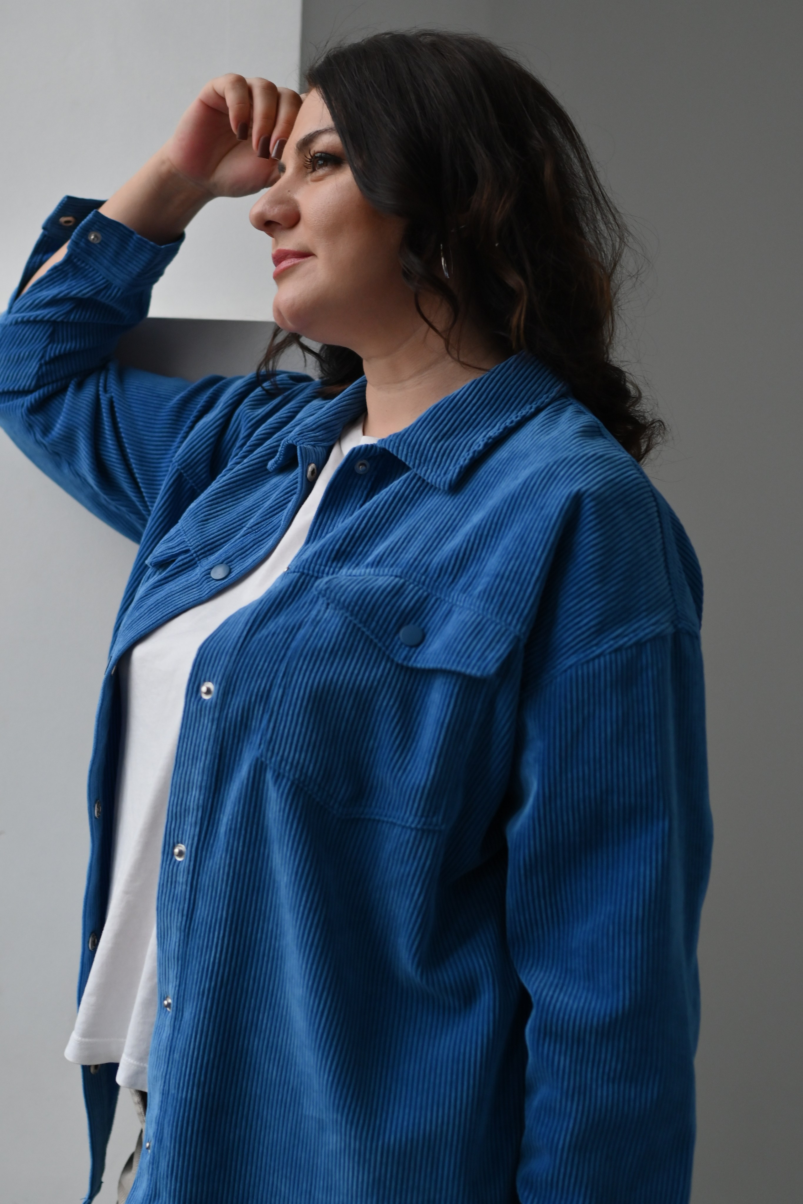 Стоя, средний план, углы, диагонали естественный свет