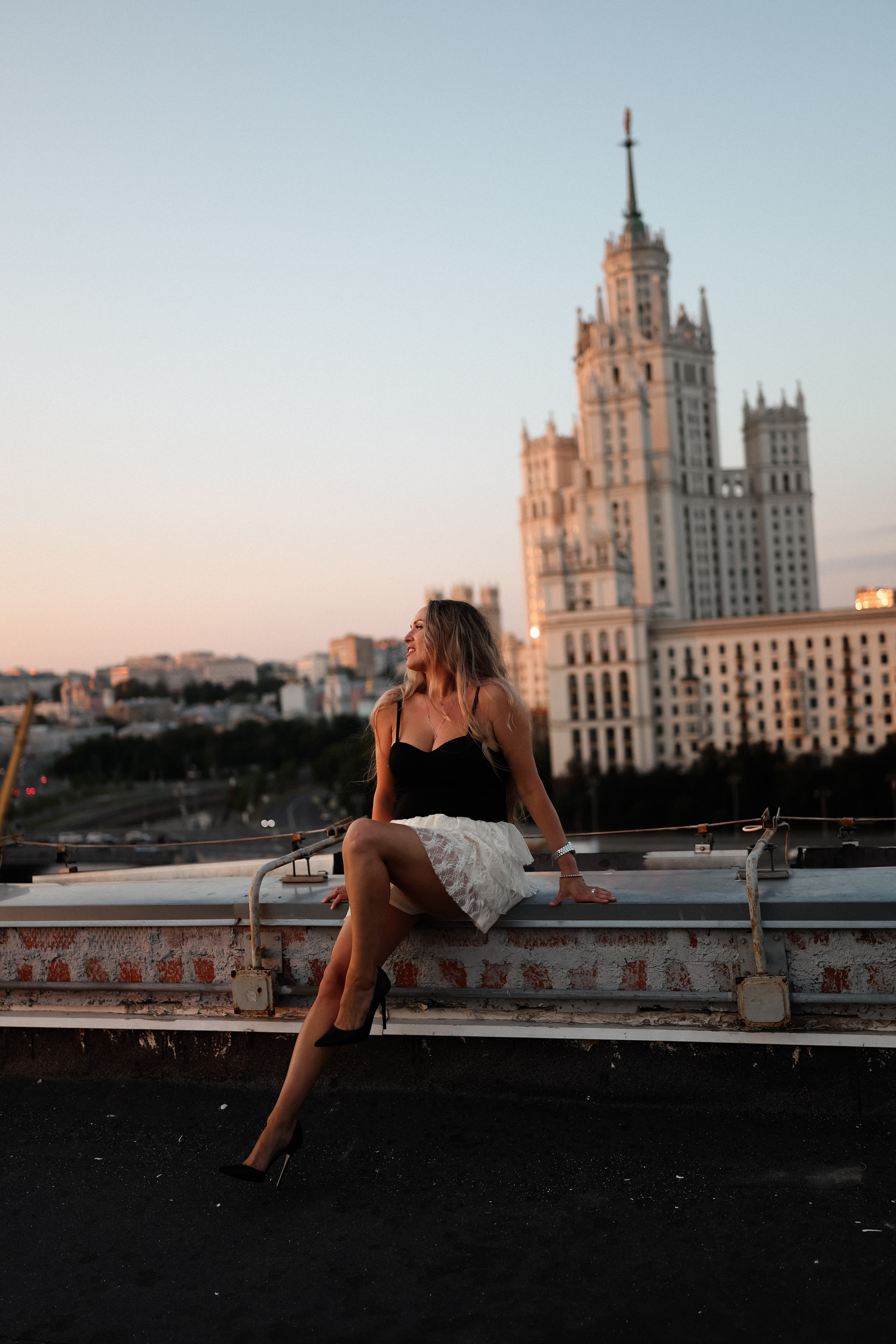 На крыше города с видом на Котельническую набережную. Свадебный фотограф в Москве Людмила Яковлева