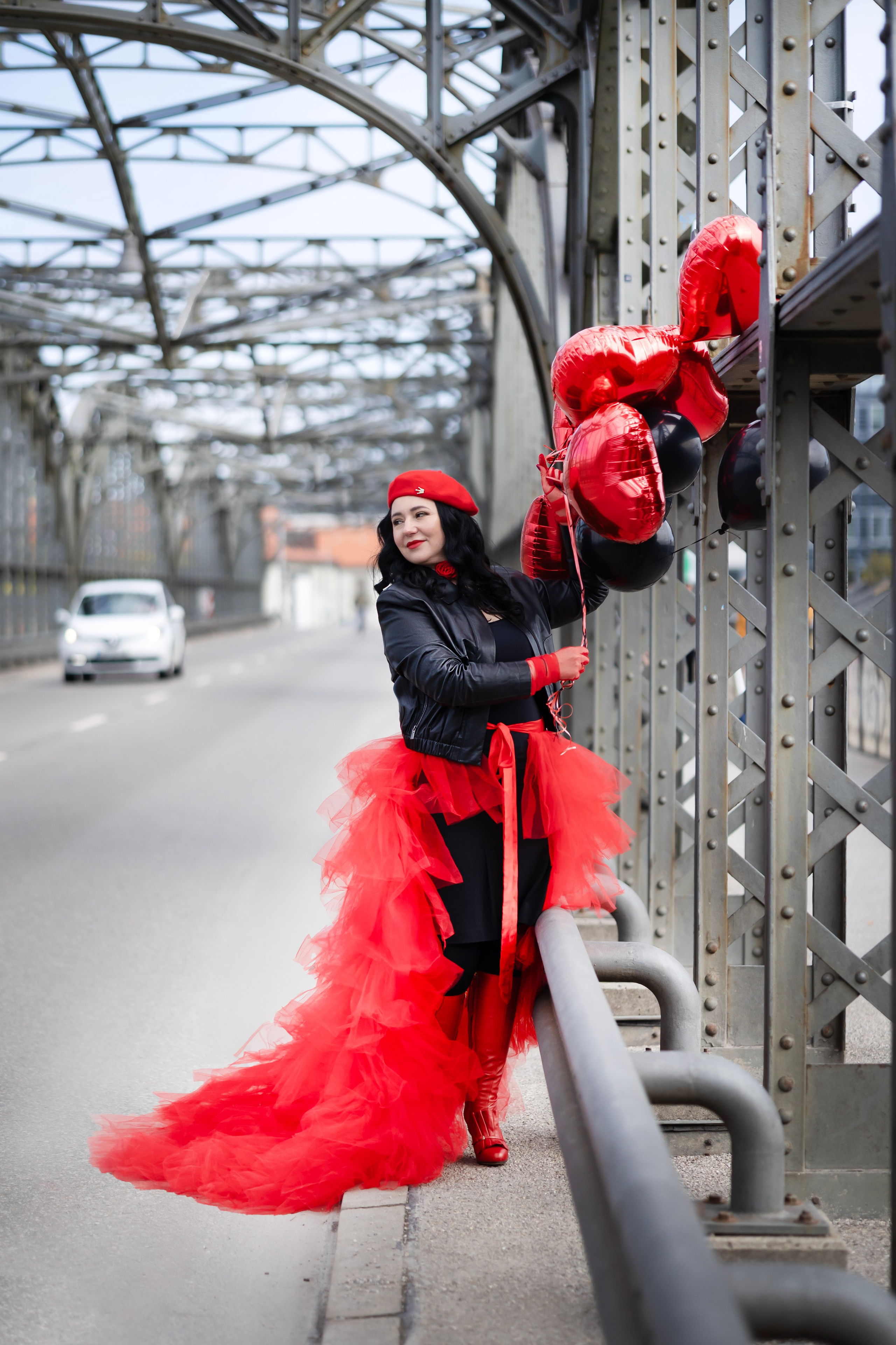 Balloons and red skirt. Photographer in Munich