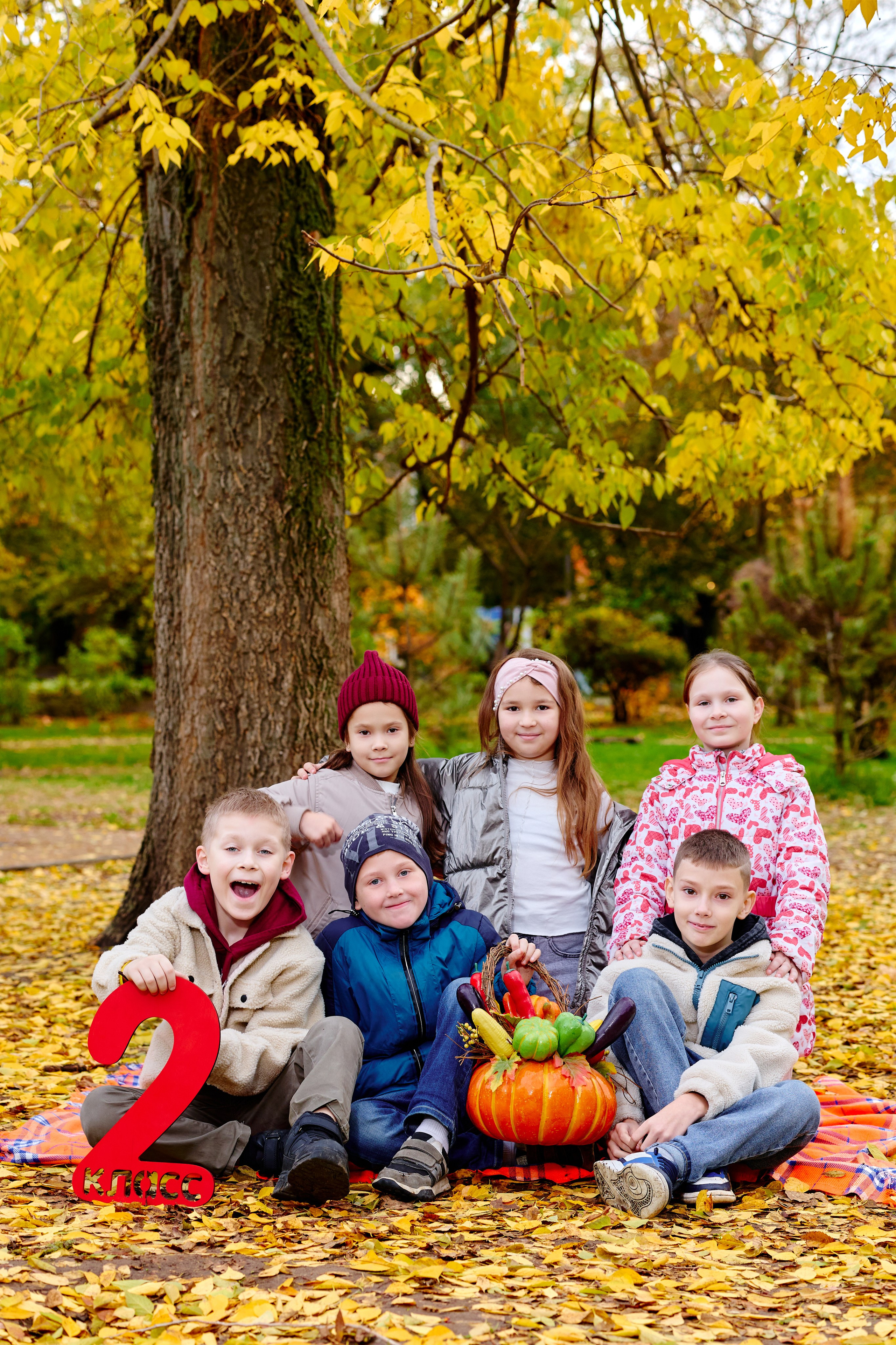 Прогулка в парке классом. Фотограф Выпускные альбомы Таганрог Сергей Коробченко