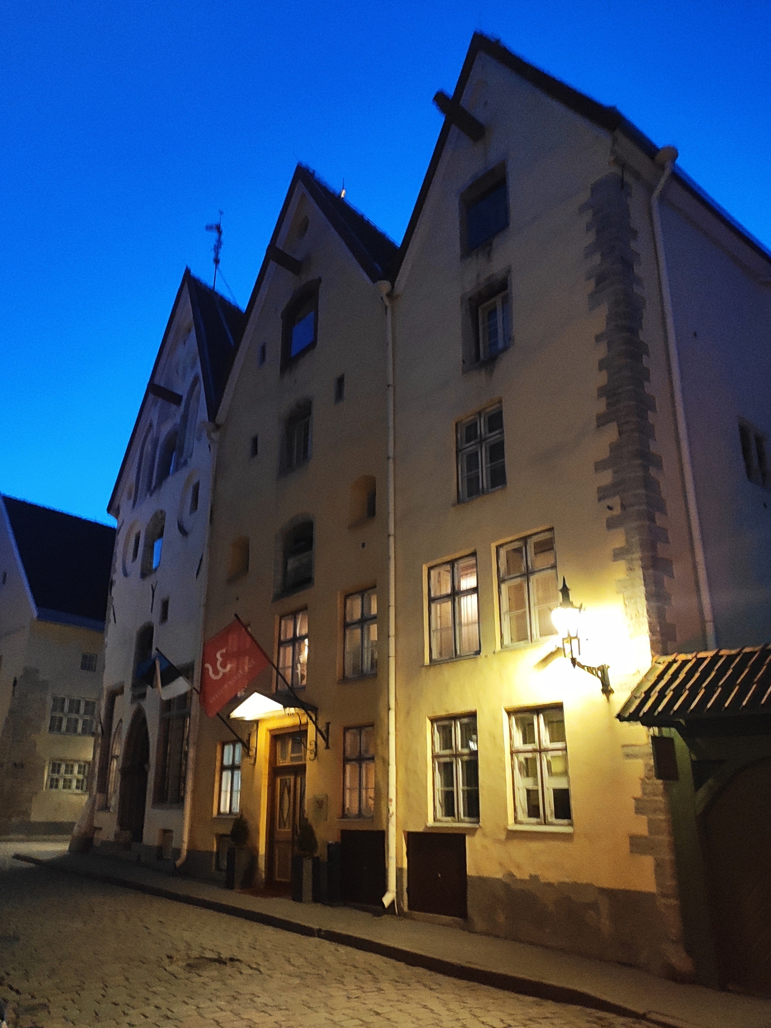 Вечерний город становится менее шумным