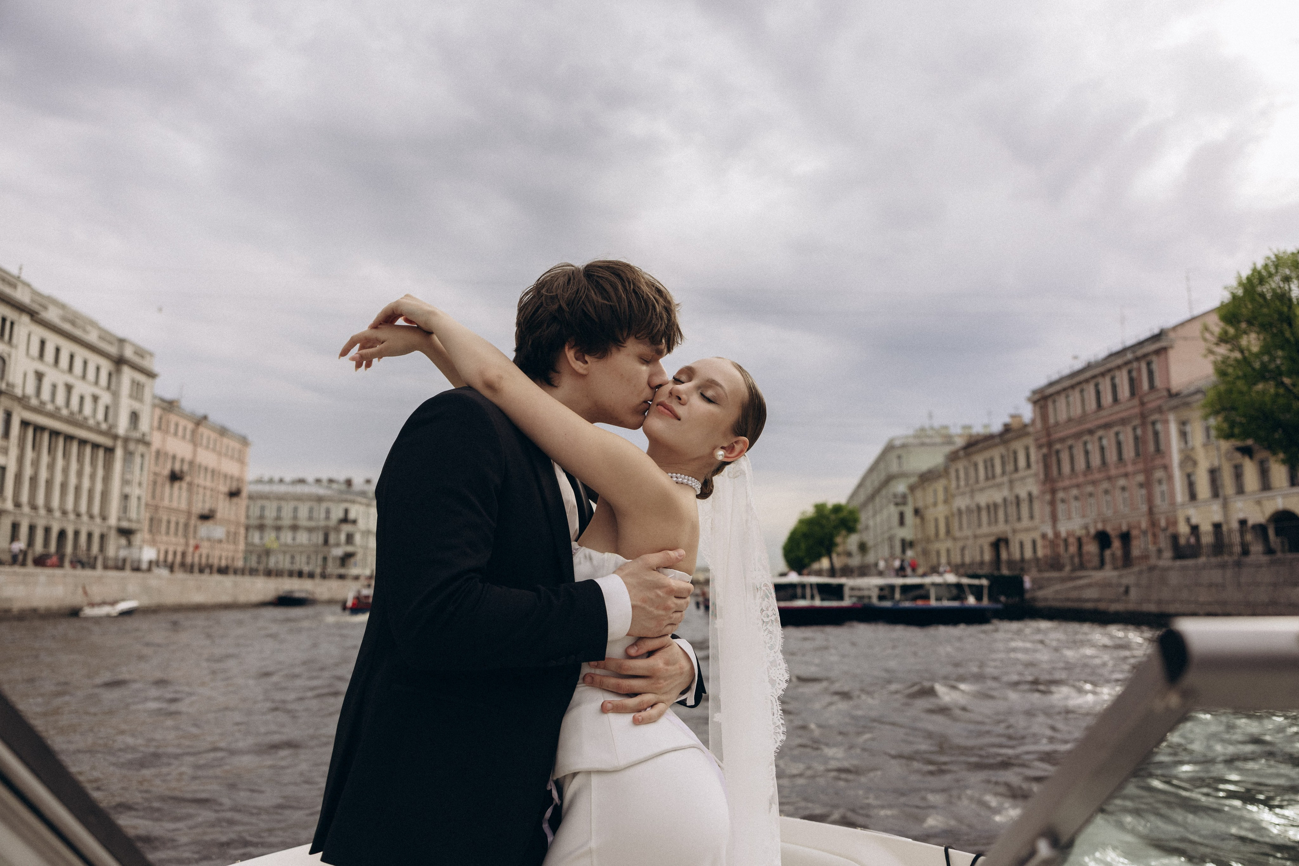 Свадебная прогулка на катере. Семейный и свадебный фотограф в Санкт-Петербурге Екатерина Васильева