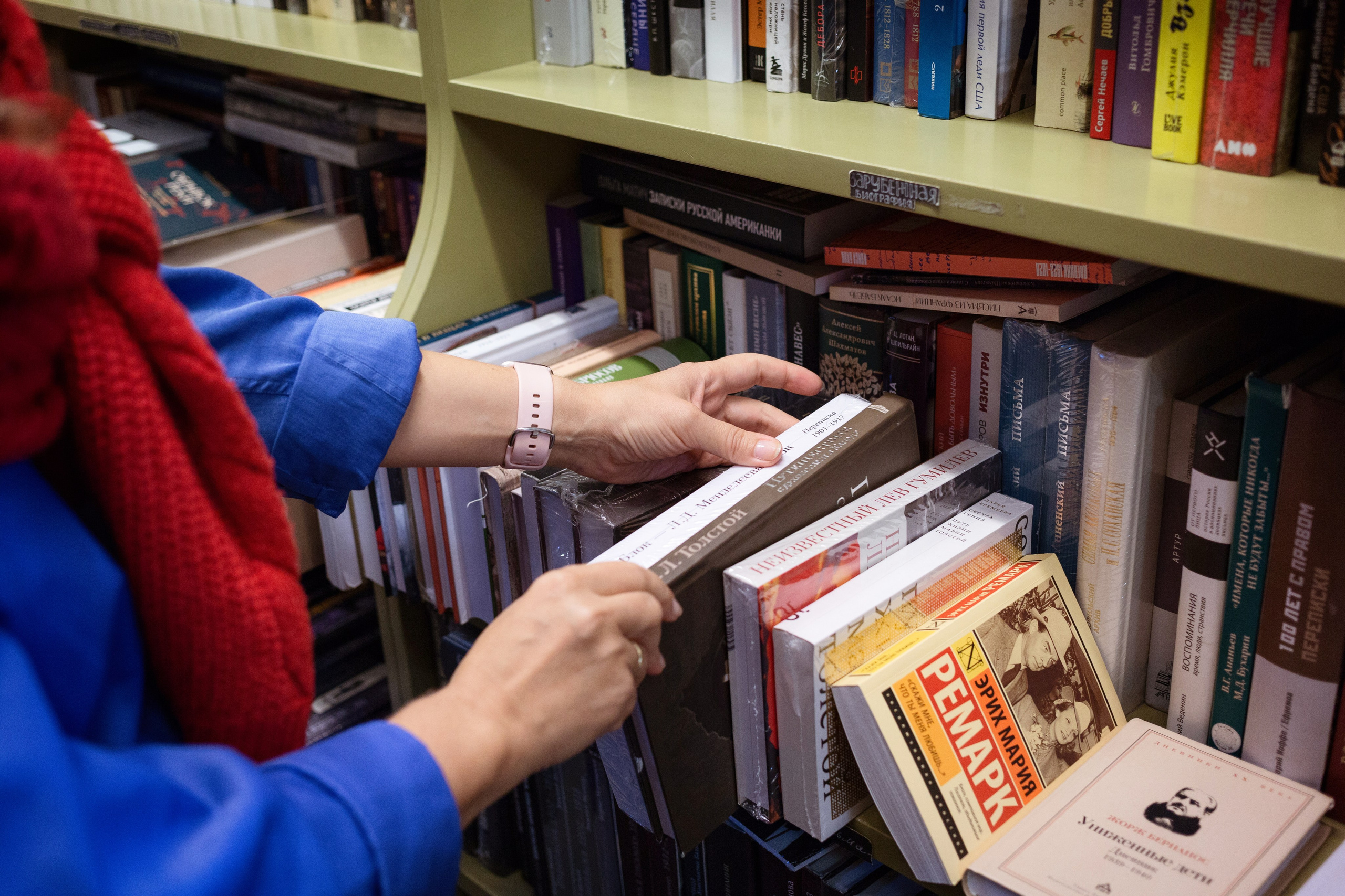 Фотосессия в СПб и книжном магазине Подписные издания. Портретные фотосессии, контент-съемки, репортаж