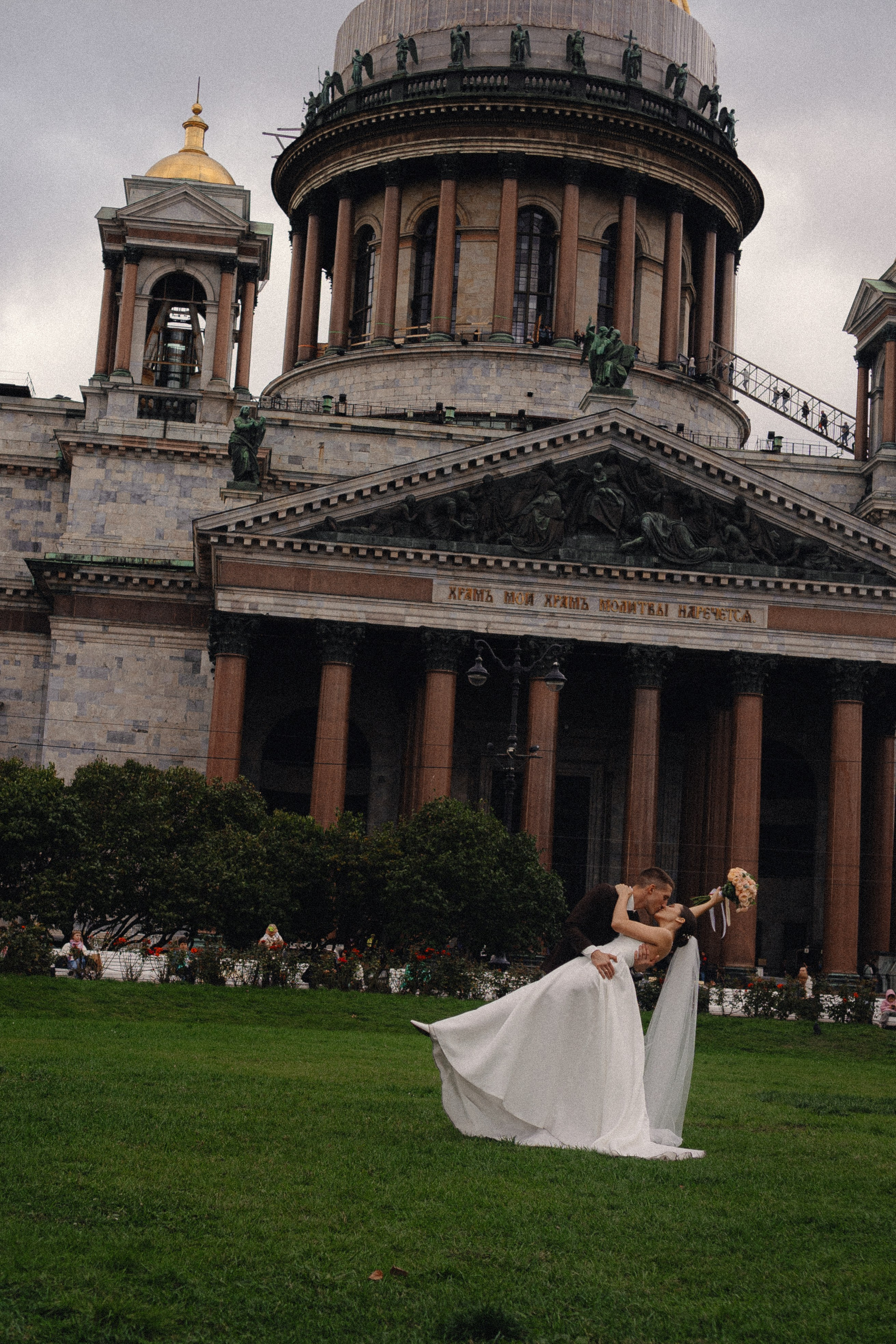 СВАДЕБНАЯ ПРОГУЛКА В САНТК-ПЕТЕРБУРГЕ (ИСАКИЕВСКИЙ СОБОР, ЗИМНЯЯ КАНАВКА, ЭРМИТАЖ И БОЛЬШАЯ МОРСКАЯ УЛИЦА). Профессиональный фотограф, Санкт-Петербург — Виктория Богомолова
