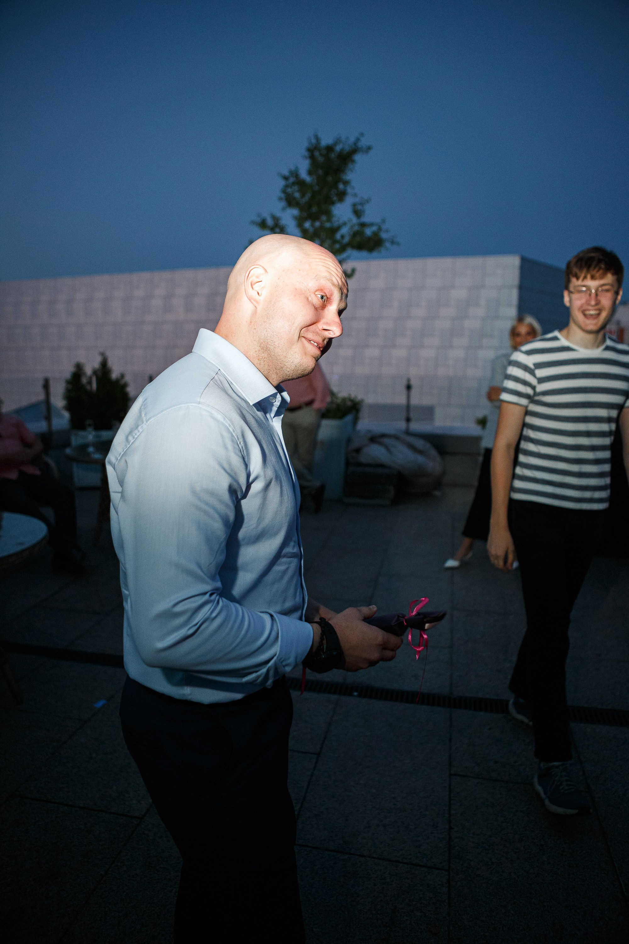 Жених кидает свиток другу жениха.