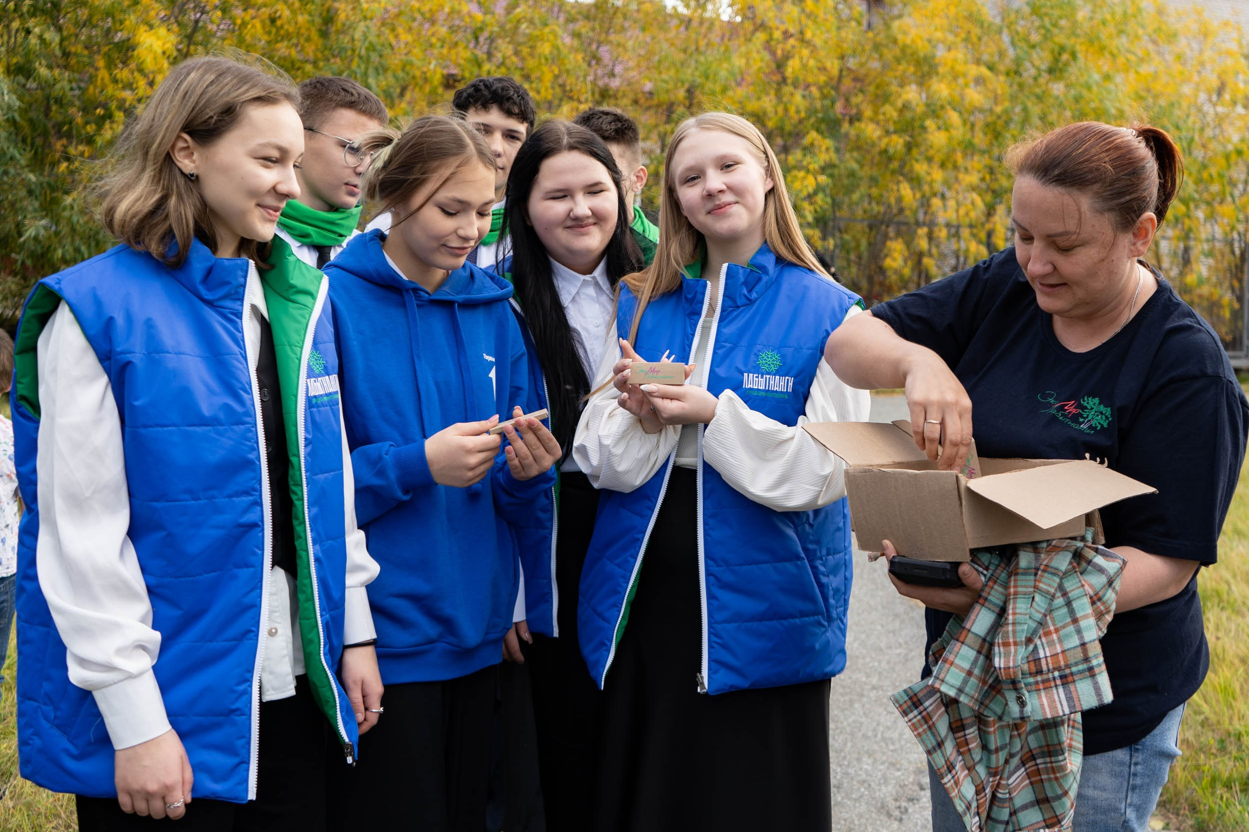 Высадка деревьев у школы. Фотограф Екатерина Зорина