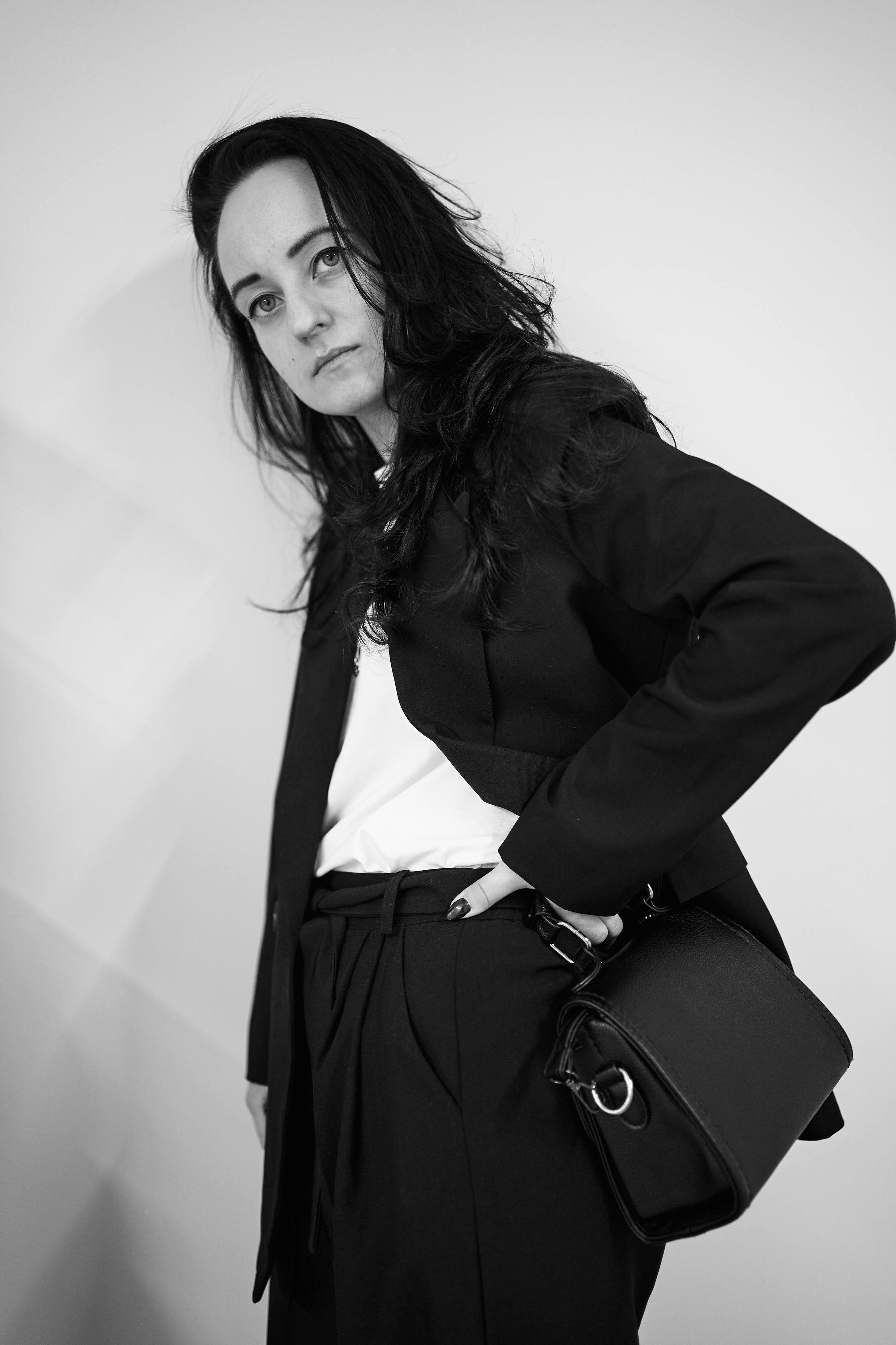 стильное фото девушки в ЧБ