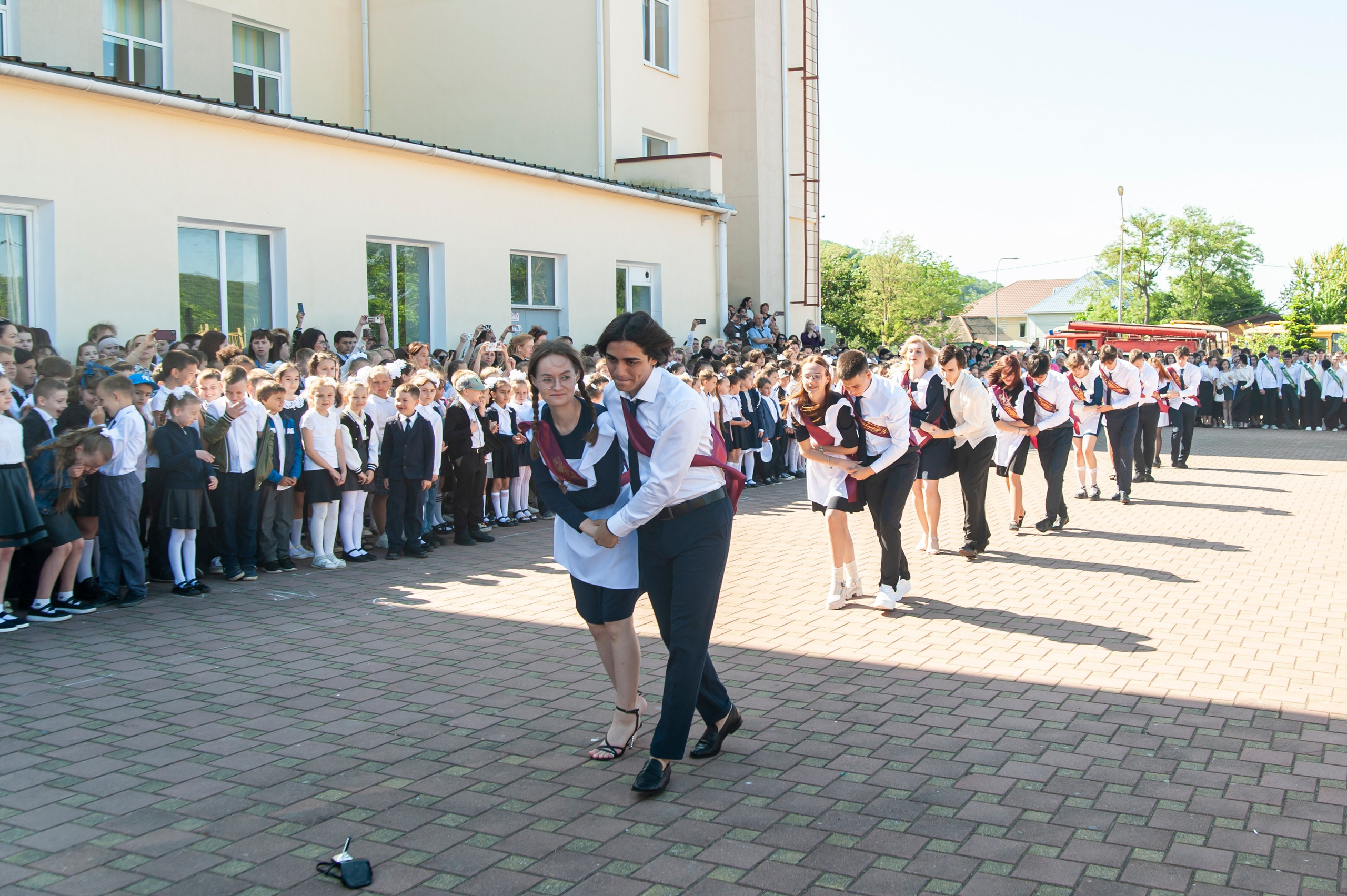 Последний Звонок МАОУ СОШ № 17 им. Эдуарда Есаяна — Архипо-Осиповка. Свадебный и семейный фотограф Денис Лукьянов в Краснодаре, Краснодарском крае и Республике Крым