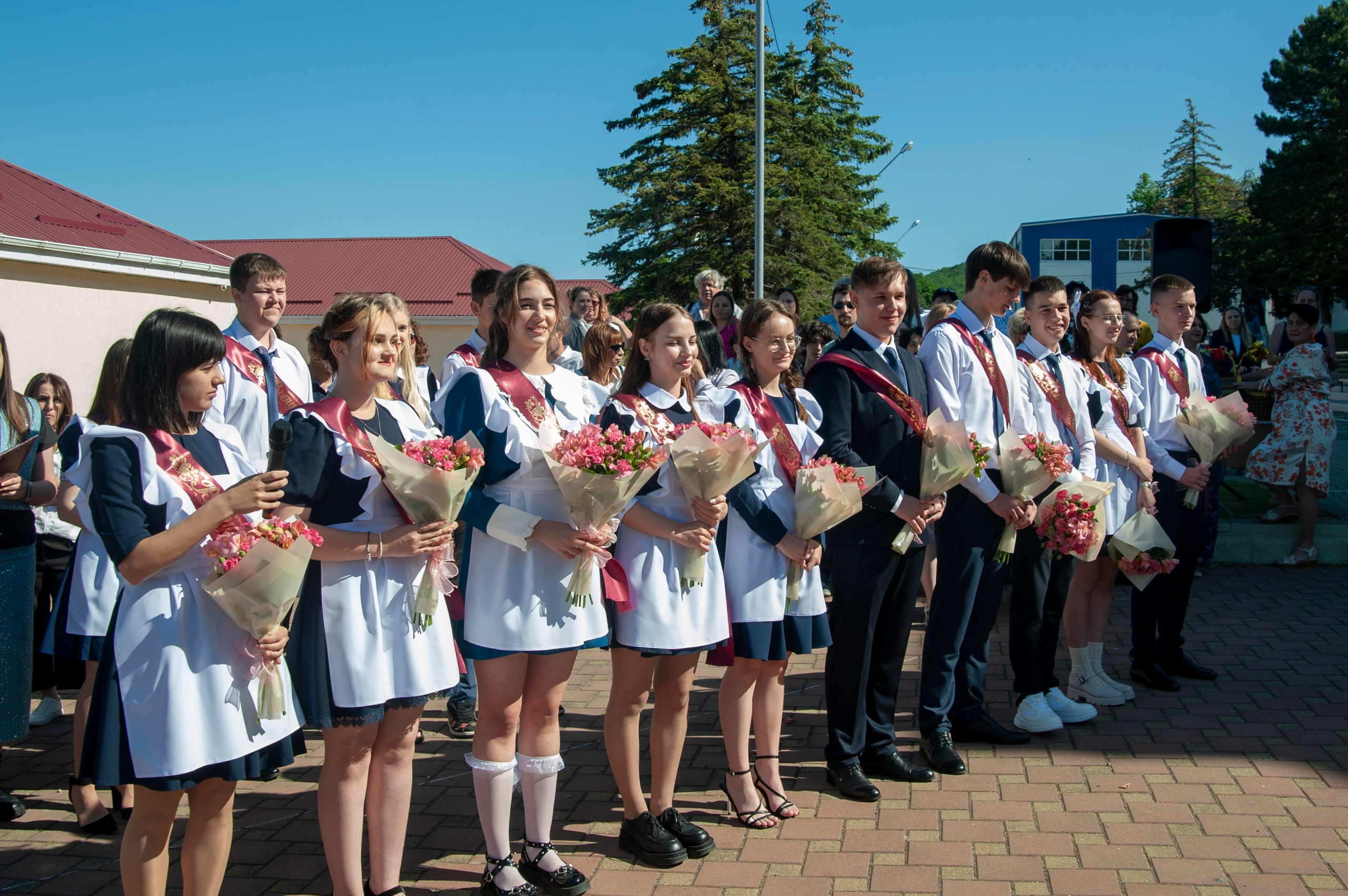 Последний Звонок МАОУ СОШ № 17 им. Эдуарда Есаяна — Архипо-Осиповка. Свадебный и семейный фотограф Денис Лукьянов в Краснодаре, Краснодарском крае и Республике Крым