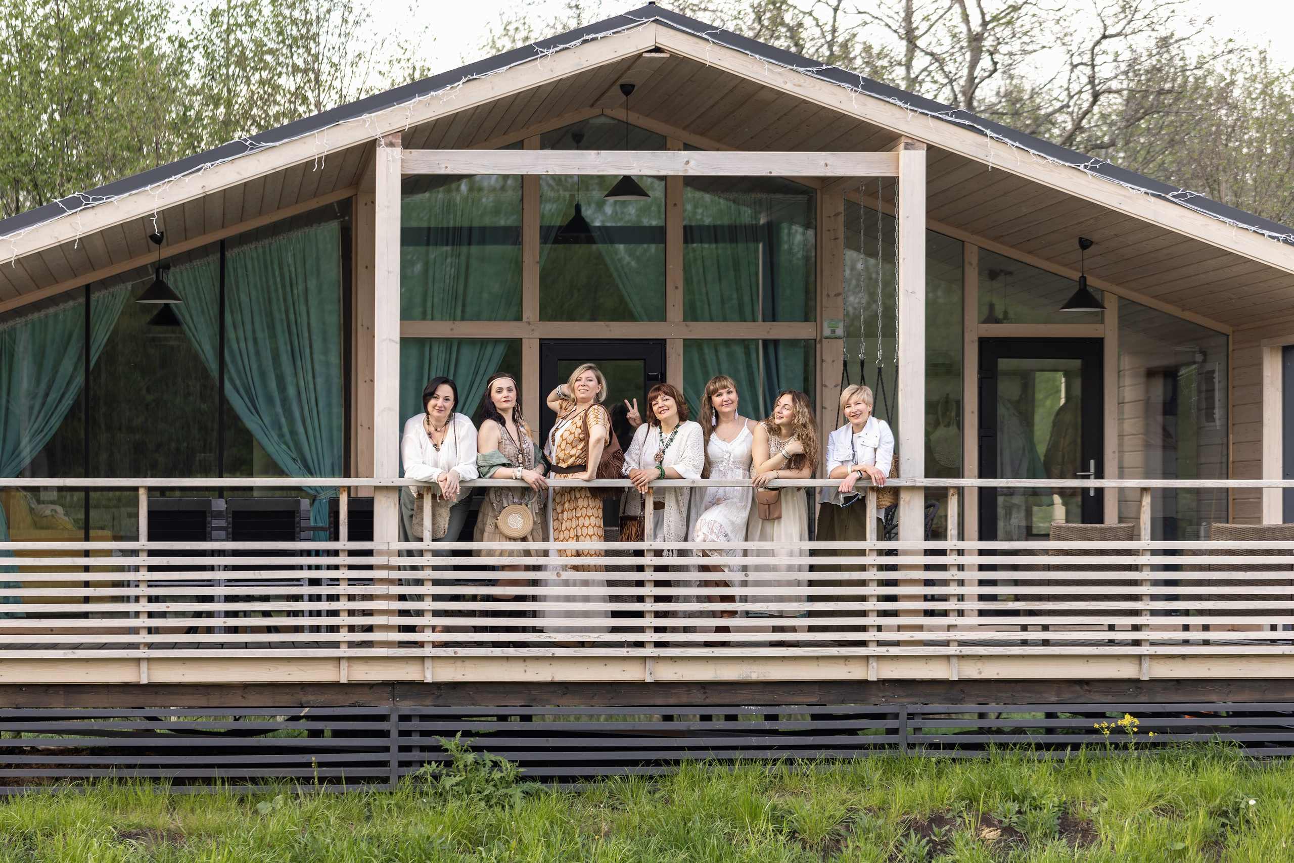 Женщины стоят на террасе дома, групповой портрет  