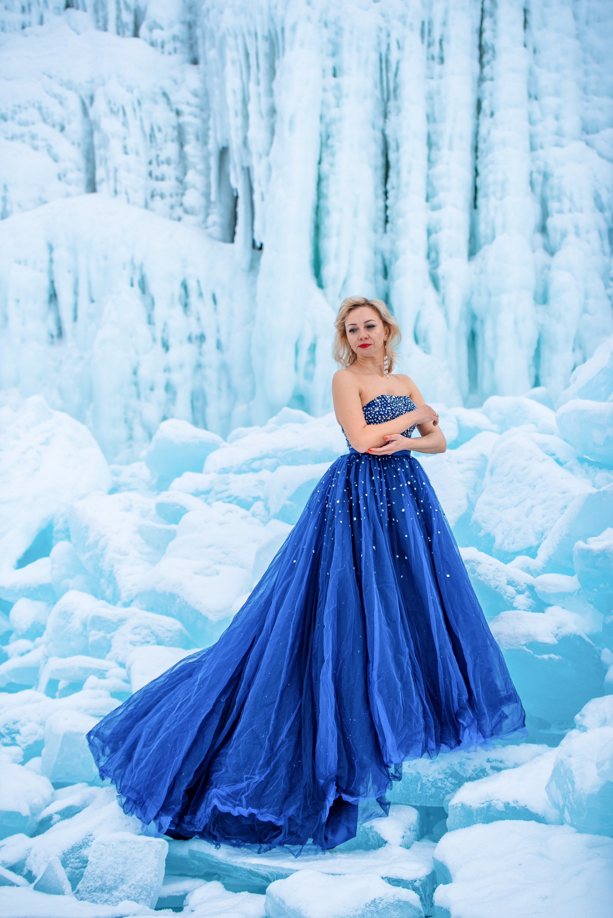 Фотосессия в синем платье со шлейфом на Байкале зимой