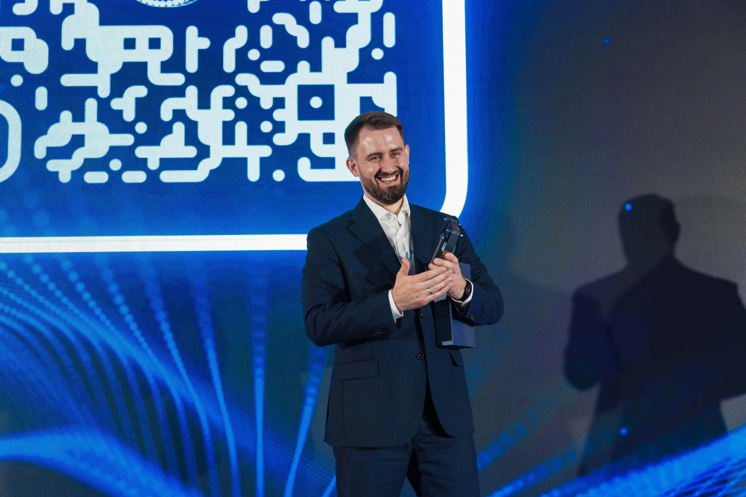 Директор банка в групповых фотографированиях