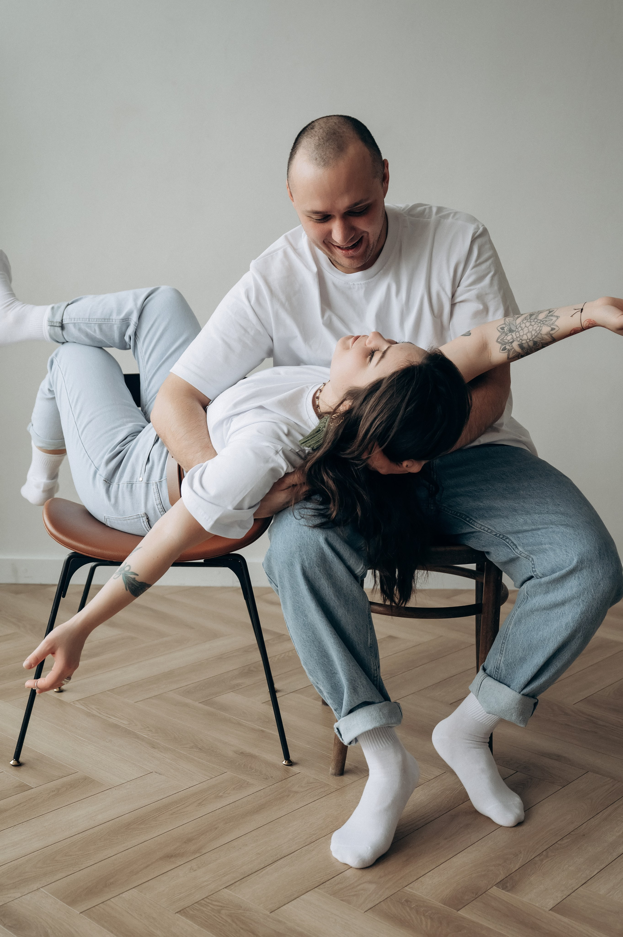 Веселая и живая фотосессия для двоих в фотостудии в Мытищах. Свадебный и семейный фотограф Виктория Носачёва. Щелково, Москва и МО