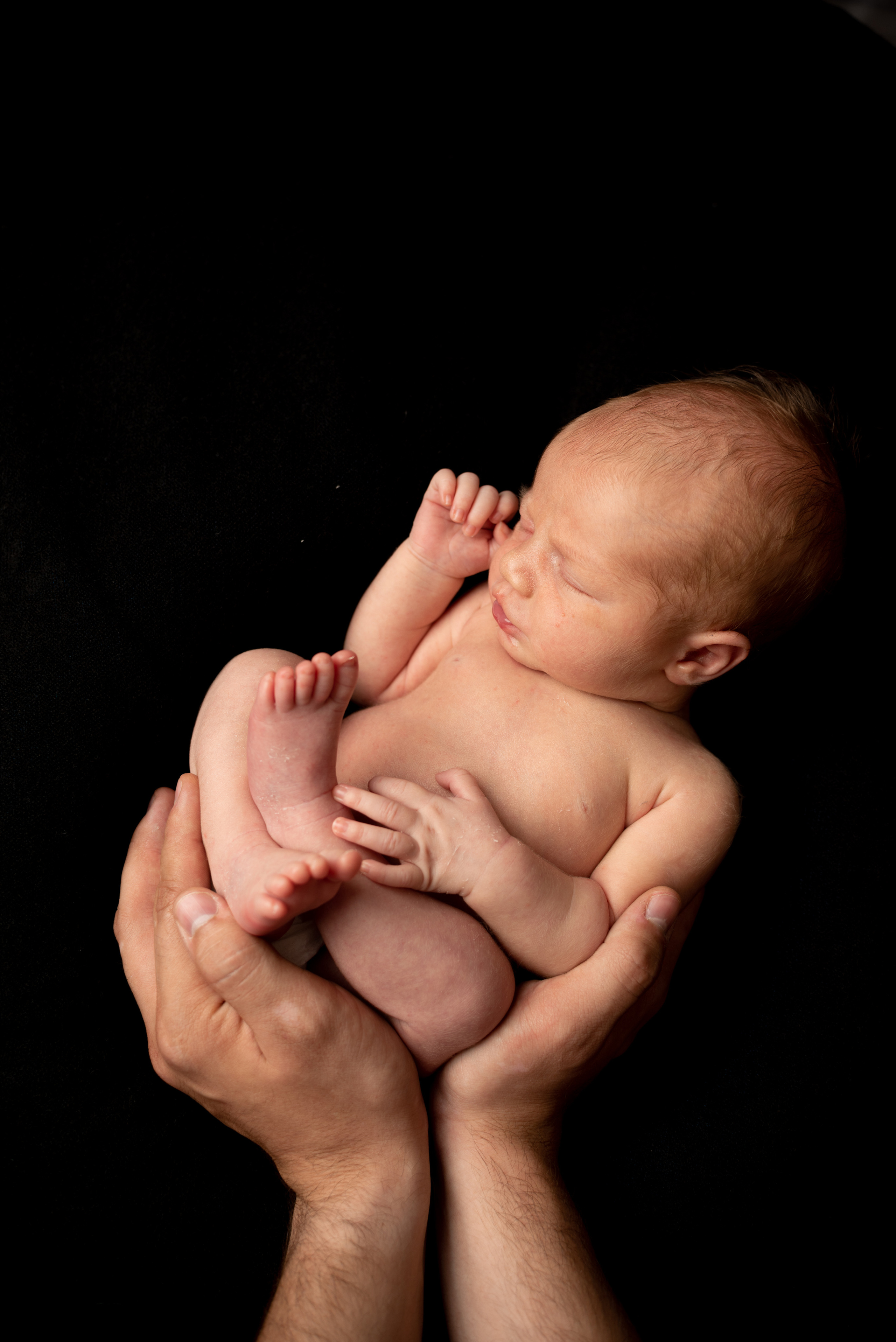 Малышка Анна и невероятные съемки «на черном». Фотограф новорожденных в Нижневартовске Лара Курдюкова