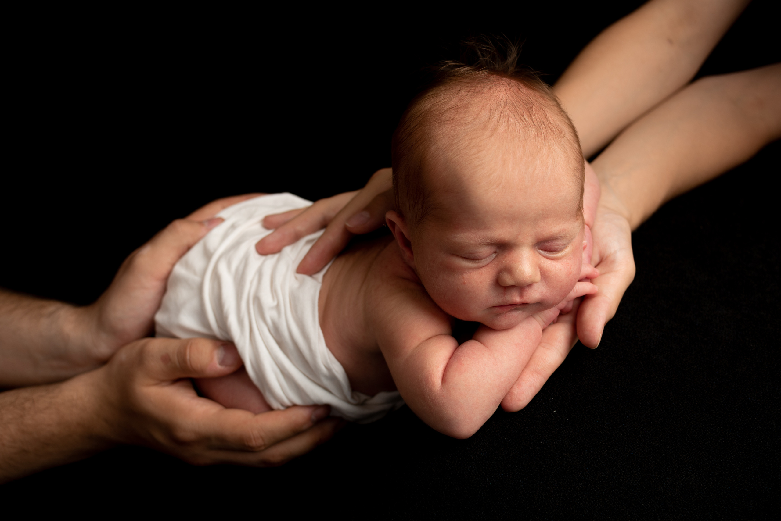 Малышка Анна и невероятные съемки «на черном». Фотограф новорожденных в Нижневартовске Лара Курдюкова