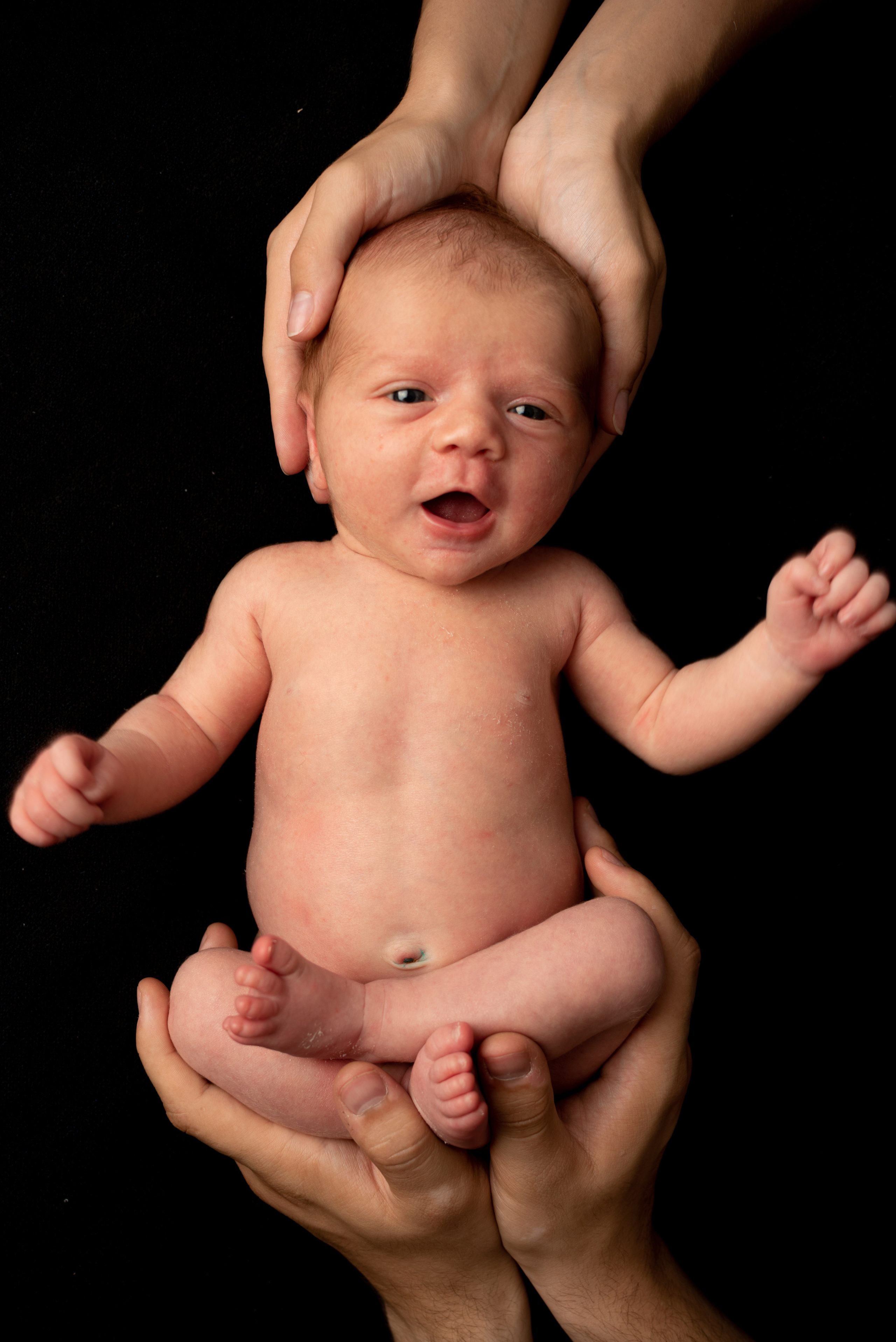 Малышка Анна и невероятные съемки «на черном». Фотограф новорожденных в Нижневартовске Лара Курдюкова