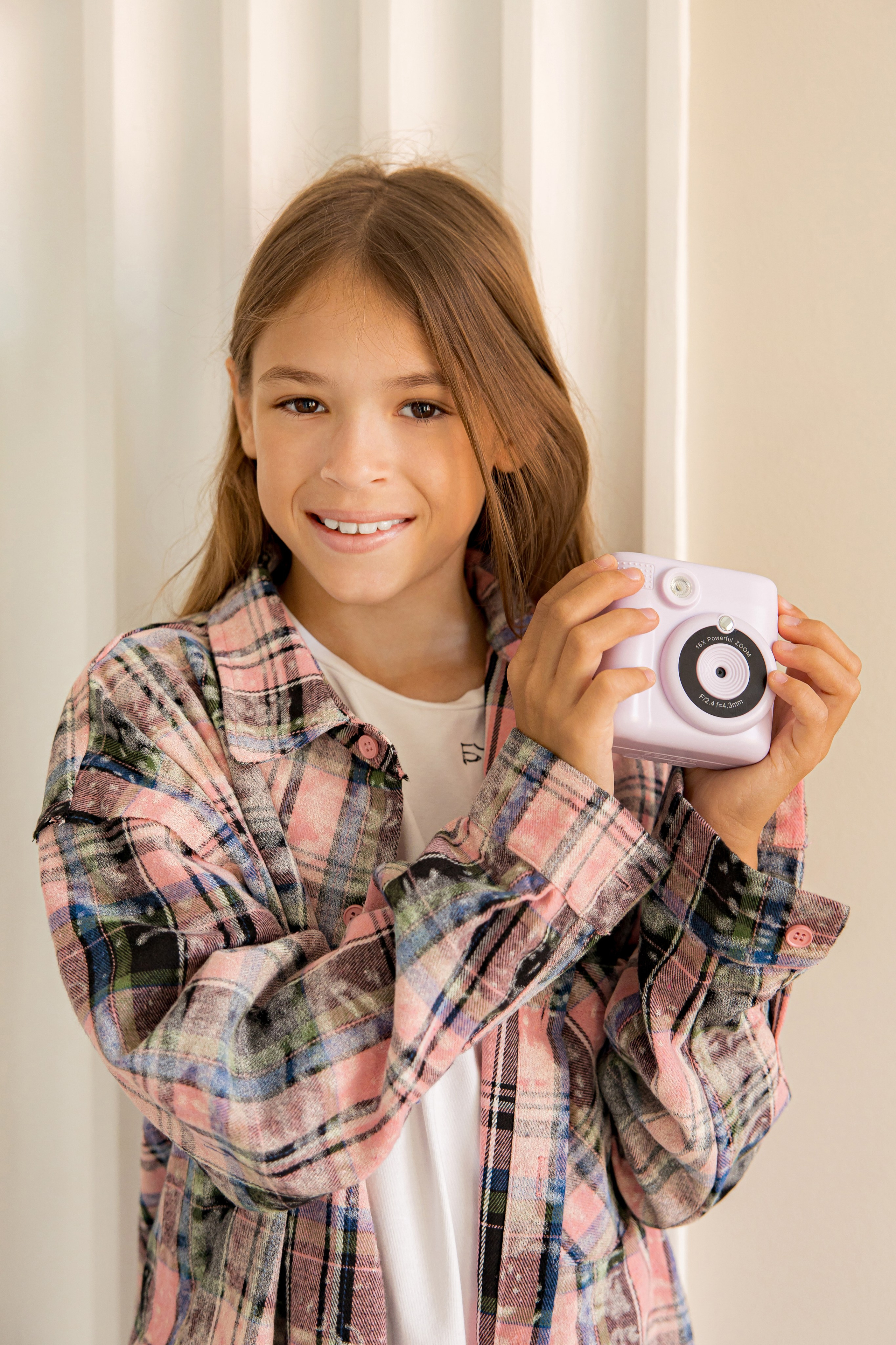 Девочка рекламирует камеру моментальной печати для маркетплейса