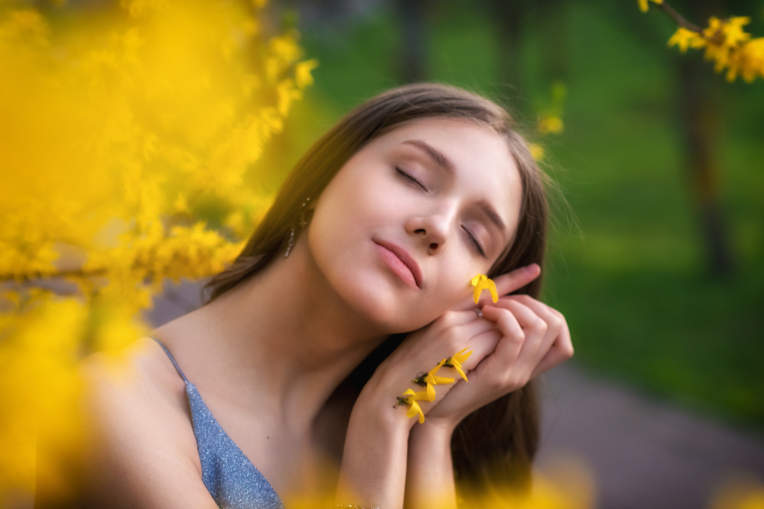 Портрет в Форзиции. Женский фотограф Крещение Венчание Москва Брянск