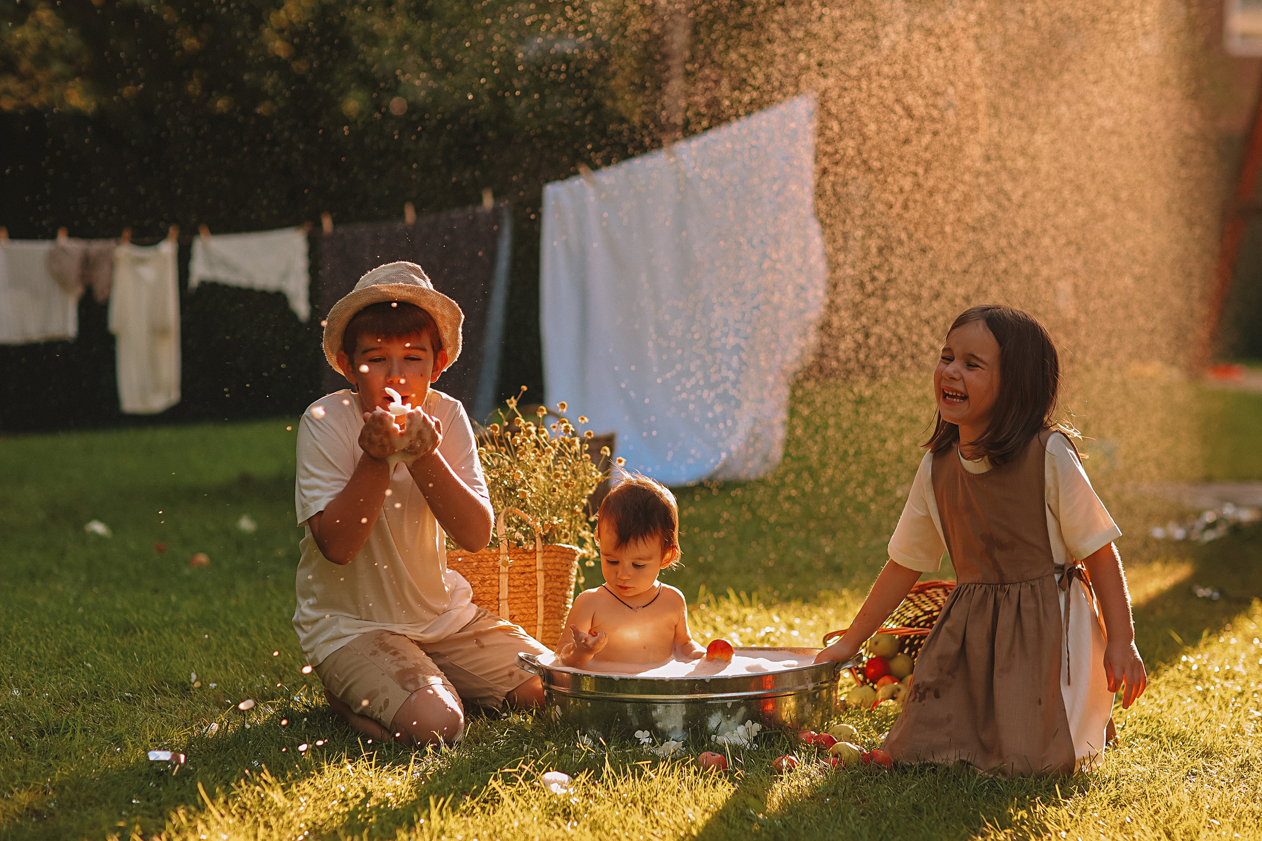 Стирка у дома. Семейный фотограф Тюмень, фотограф на роды Салмина Мария