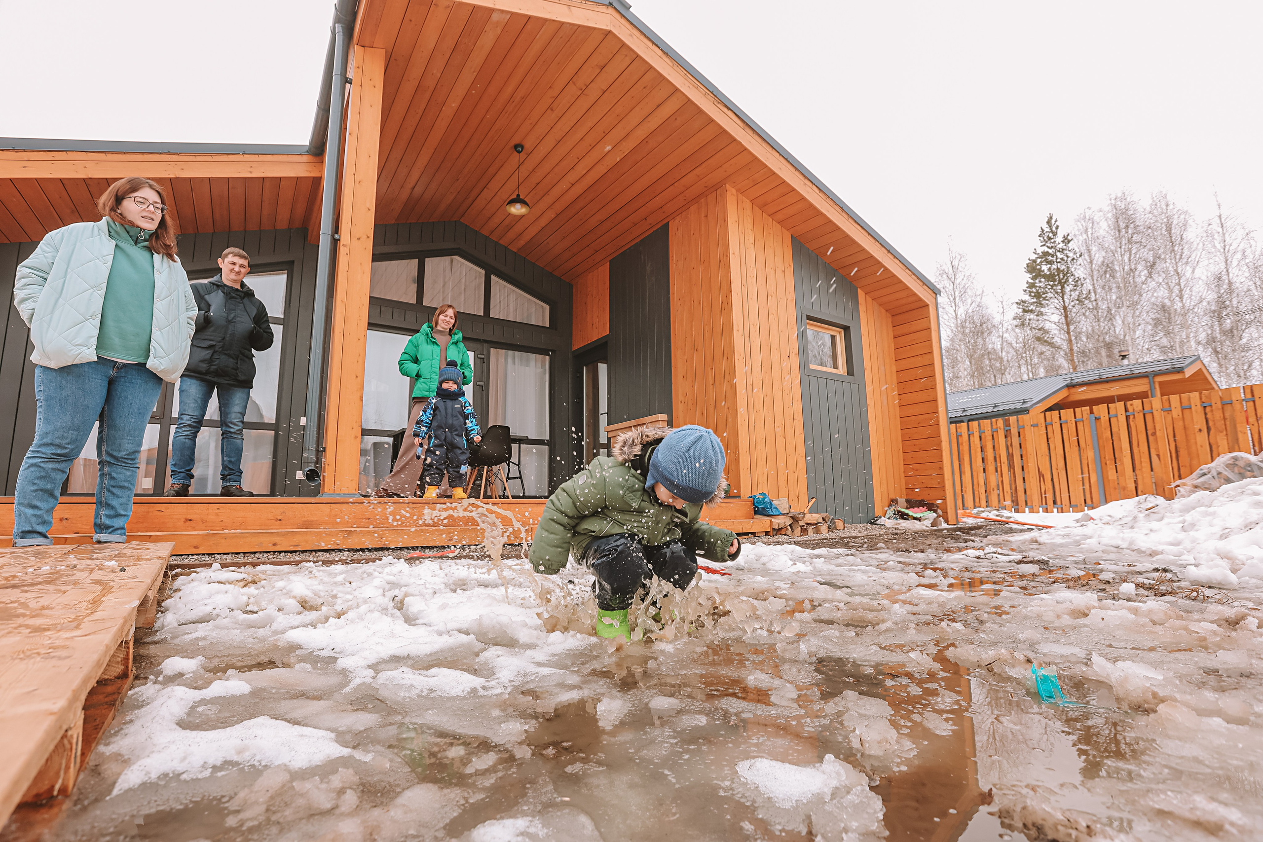 Семейная в домике (репортаж). Семейный фотограф Тюмень, фотограф на роды Салмина Мария