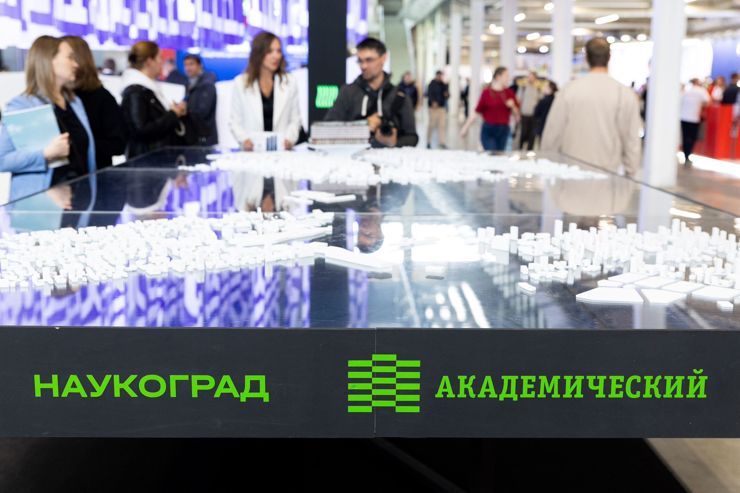 100+ (стенд «Кортрос»). Фотограф Родион Нарудинов