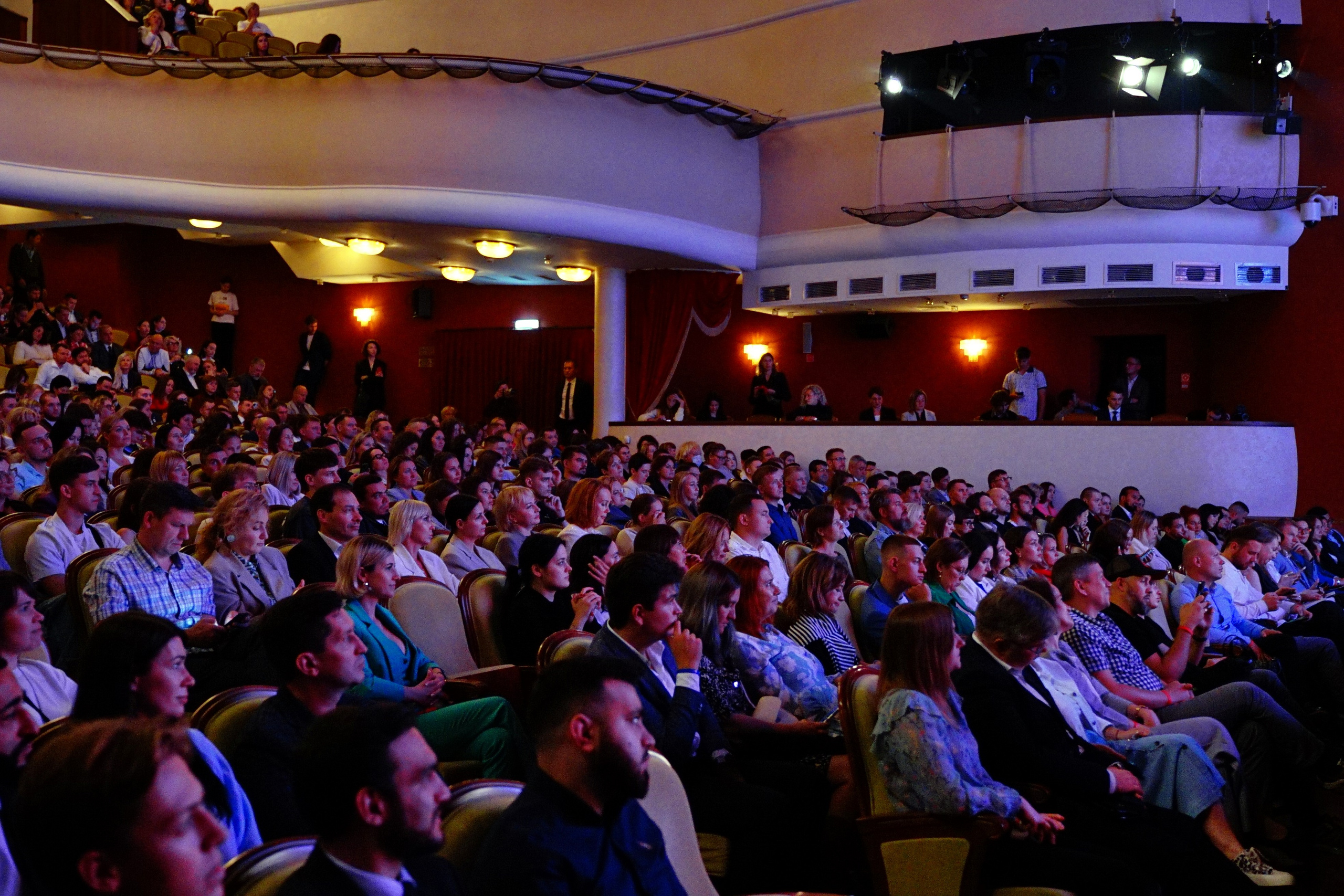 профессиональный репортажный фотограф на пресс-конференцию и бизнес-форум