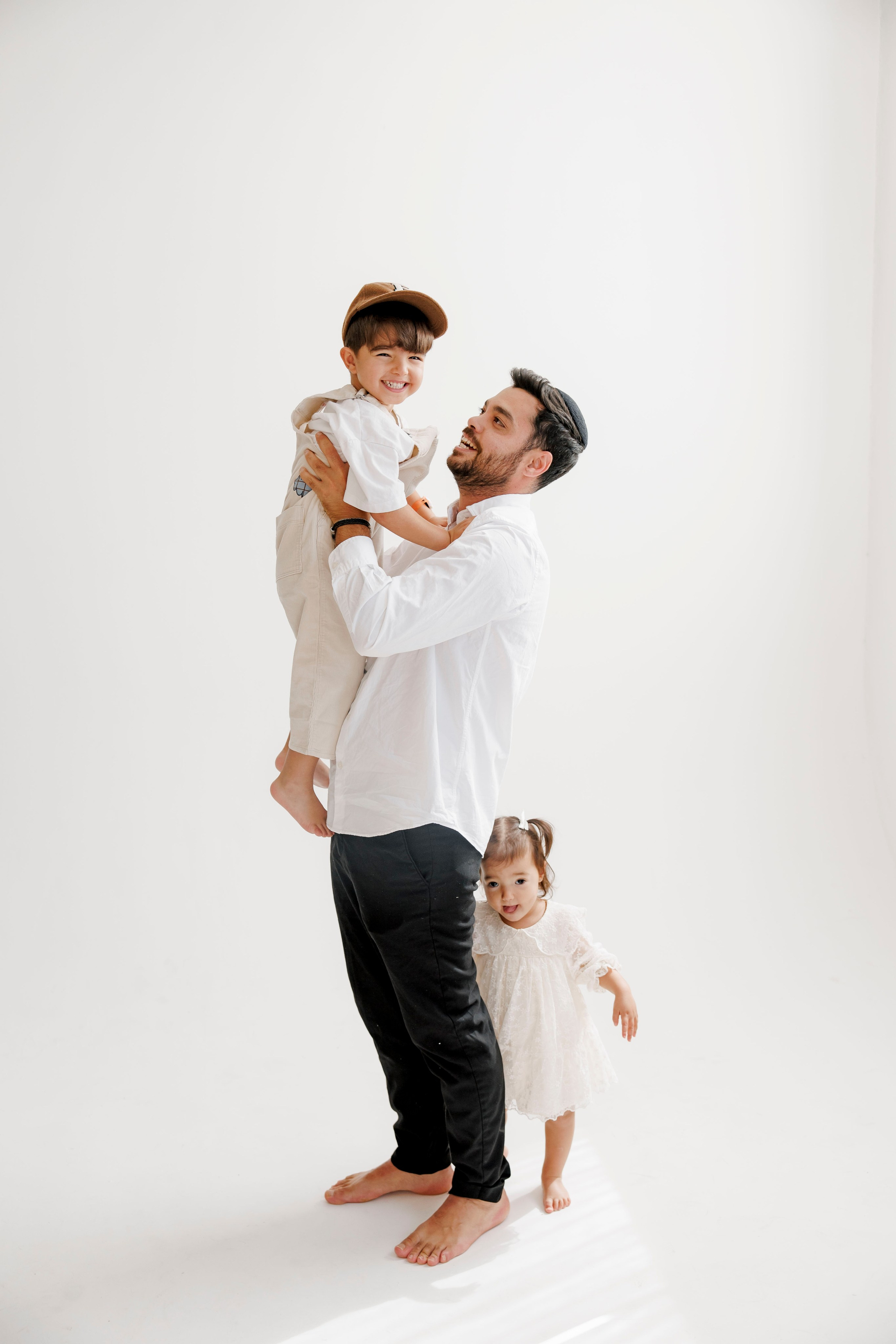 Family photoshoot inside the studio. Wedding and family photographer