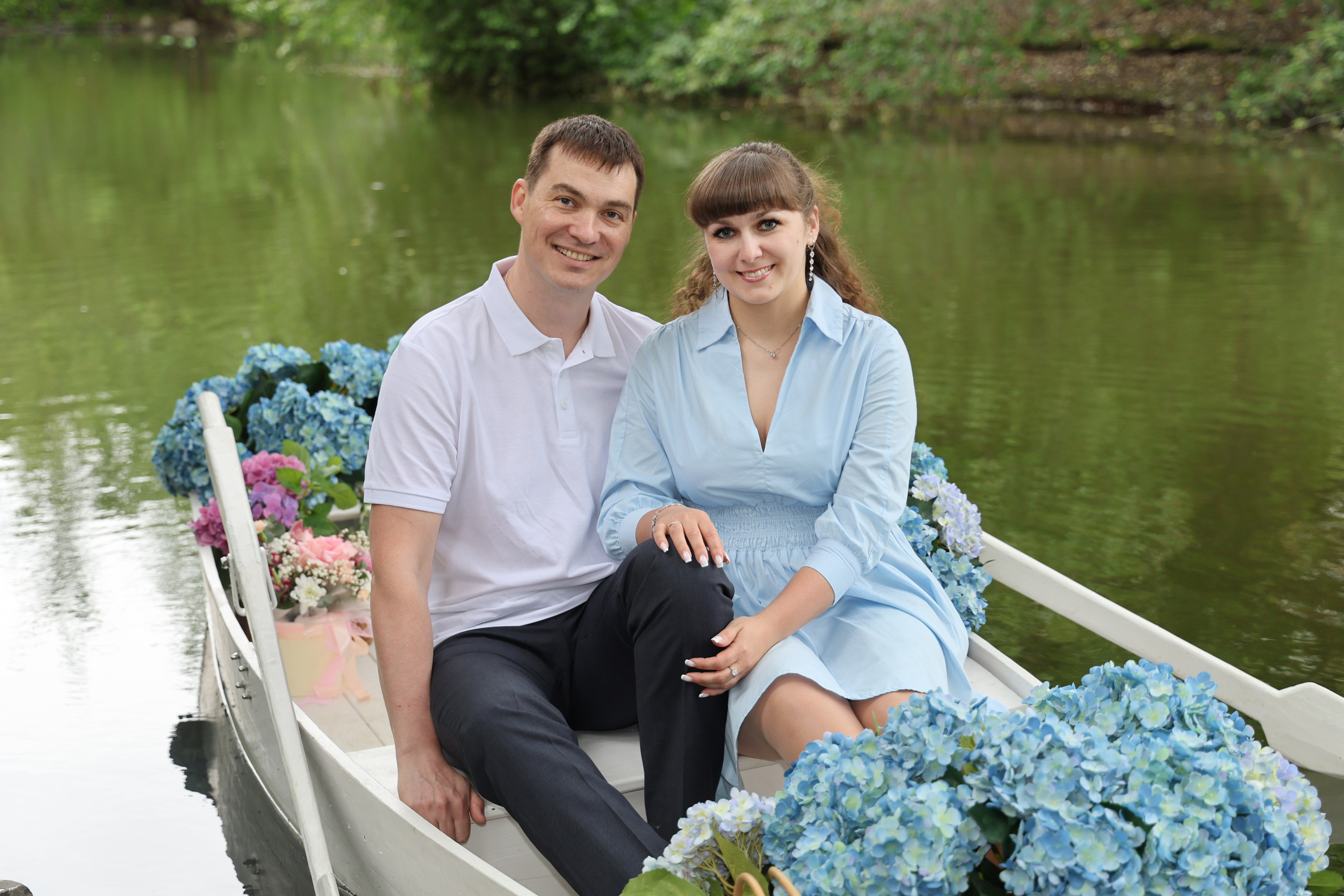 Фотосессия в лодке, лодка, озеро, платье, книга, шляпа, зонт, перчатки, весла, лето. Свадебный, семейный, женский и детский фотограф из Екатеринбурга