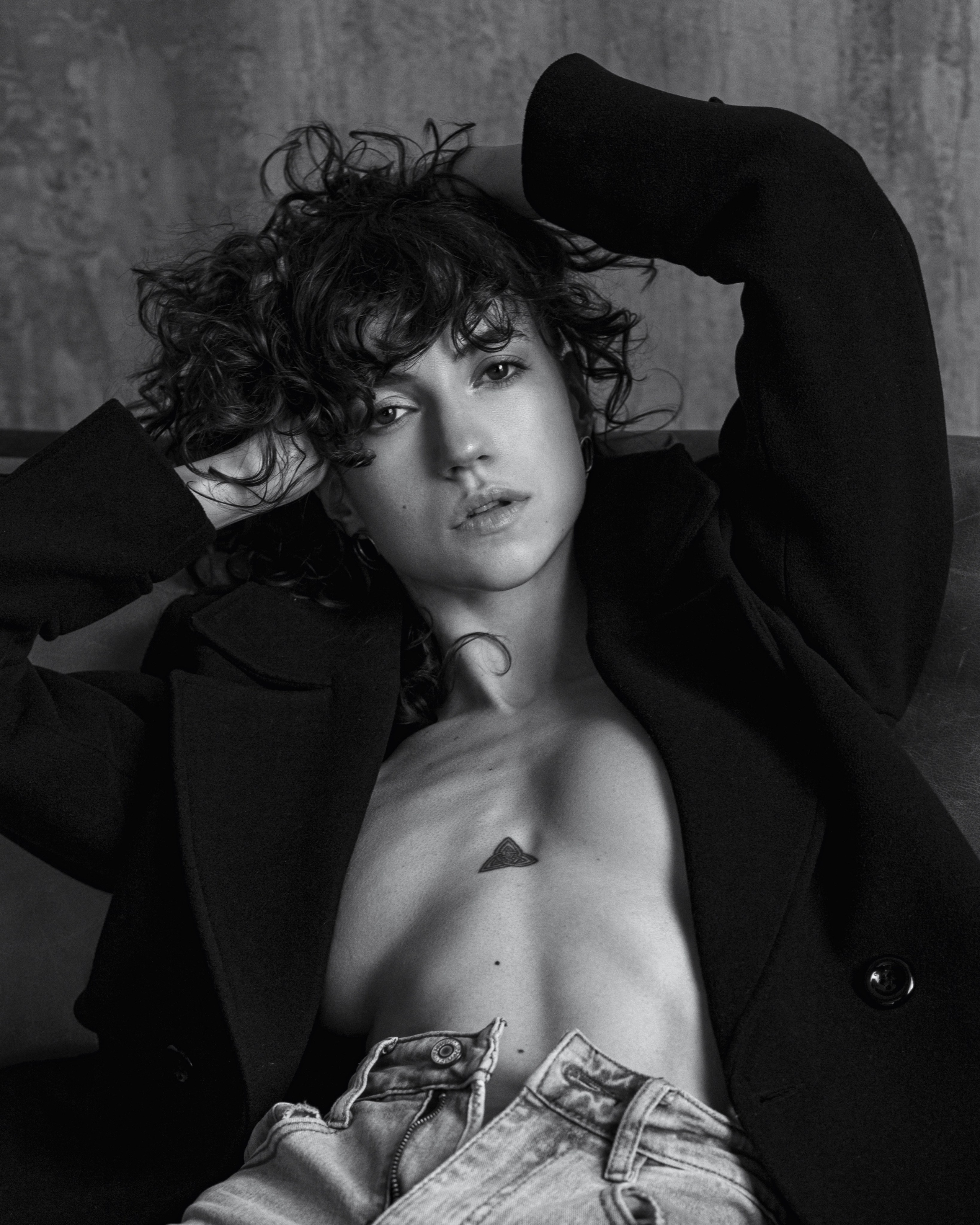 Девушка в пальто участвует в студийной съемке