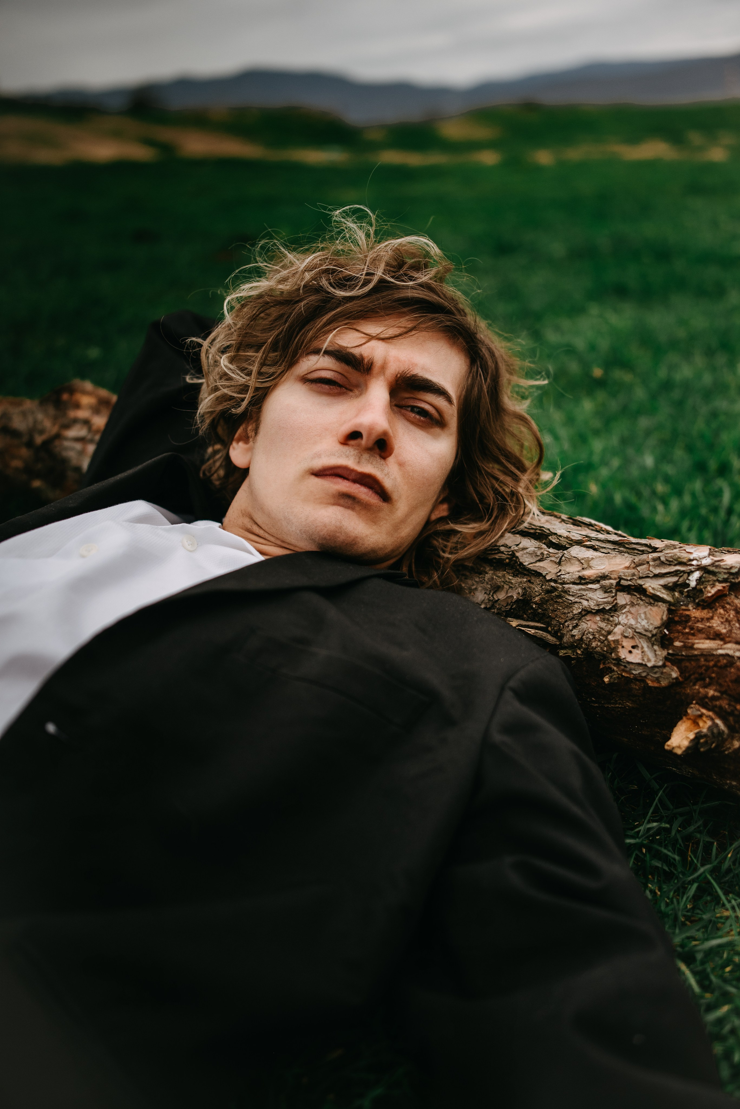 Мужская портретная фотосессия на природе. Портретный и свадебный фотограф в Тбилиси • xeniqo