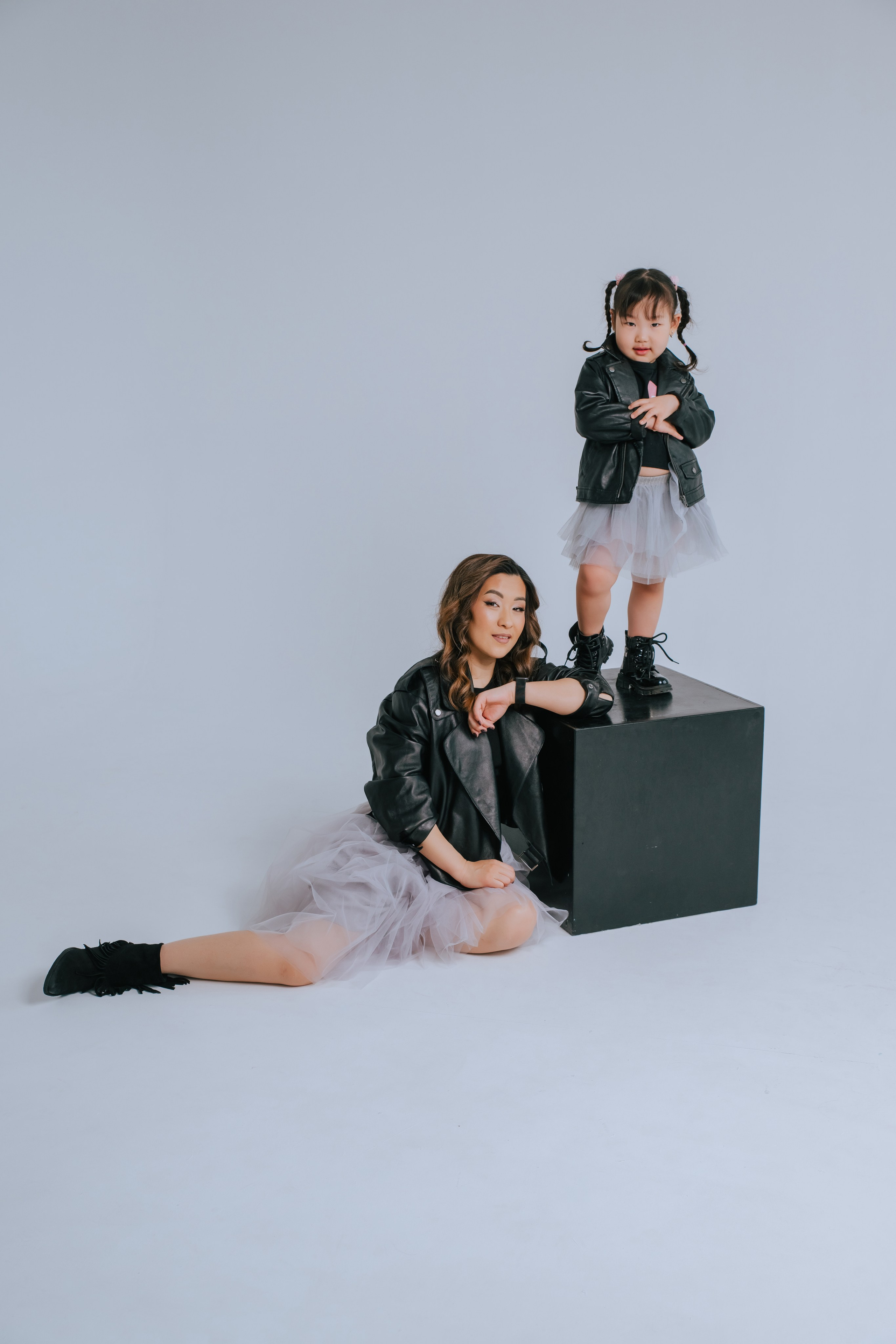 Ира и Аня. Фотограф Ярмишко Дарья. Выпускные фотокниги