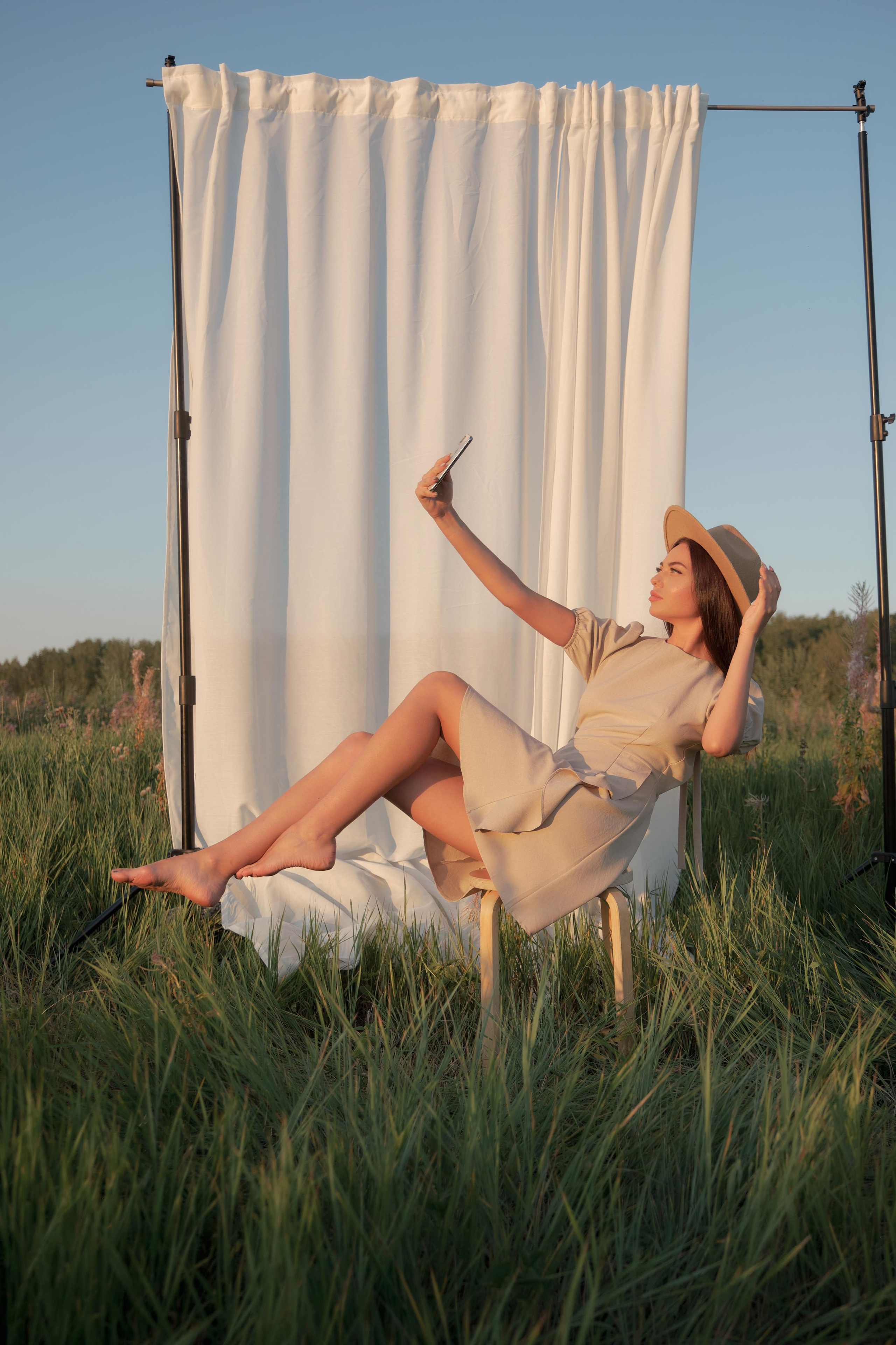 Диана. Портрет в поле со шторами. Свадебный и портретный фотограф в Екатеринбурге Александр Блюденов