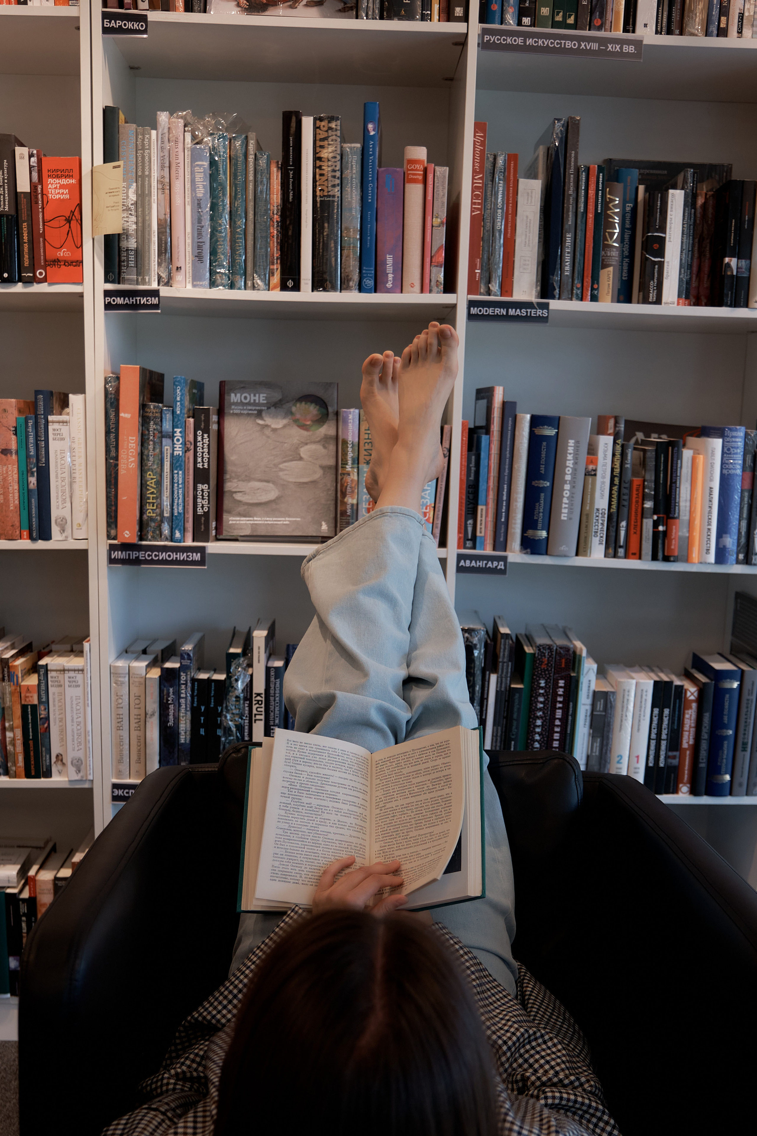 Катя. Портрет в книжном магазине. Свадебный и портретный фотограф в Екатеринбурге Александр Блюденов