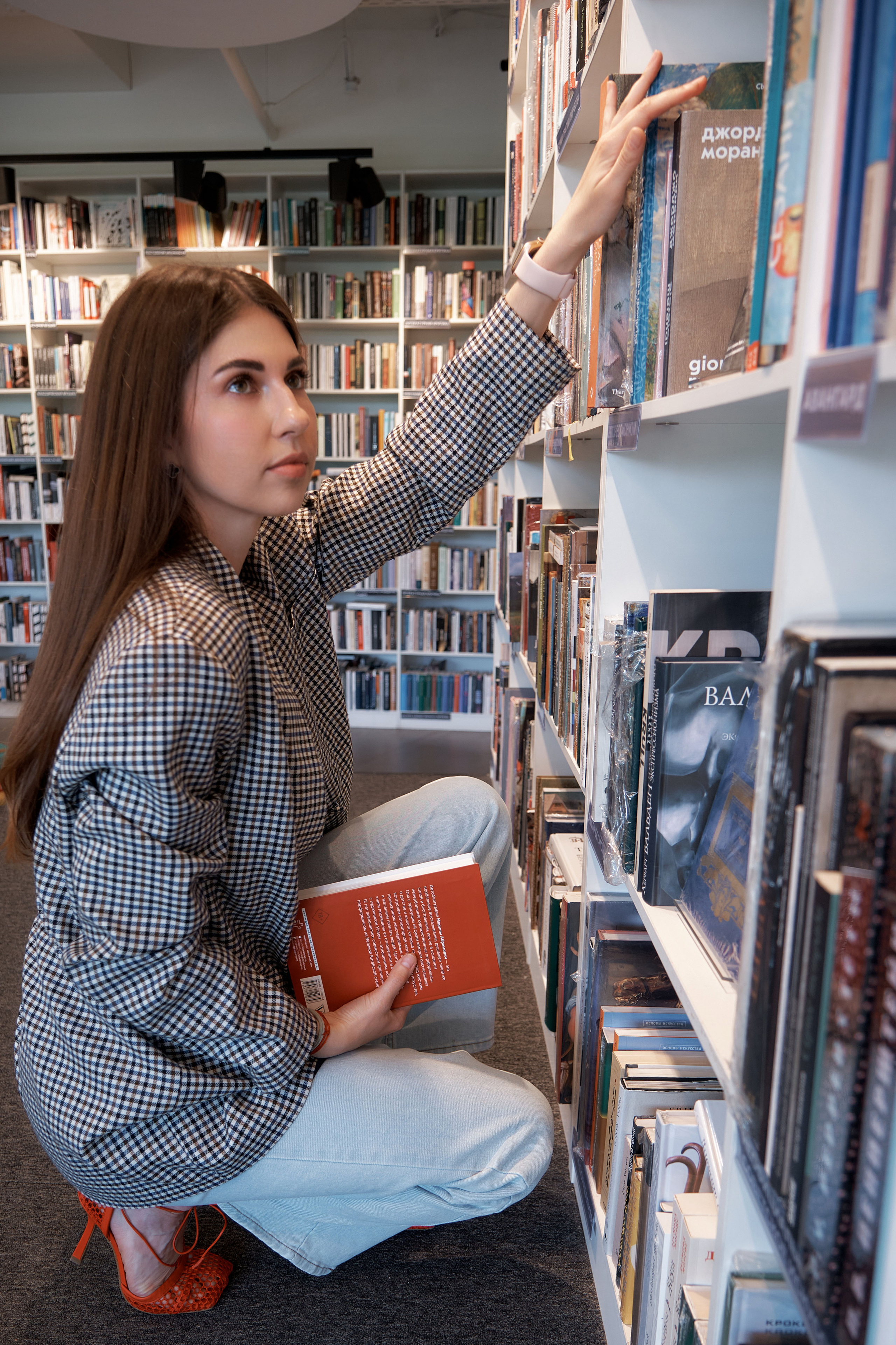 Катя. Портрет в книжном магазине. Свадебный и портретный фотограф в Екатеринбурге Александр Блюденов