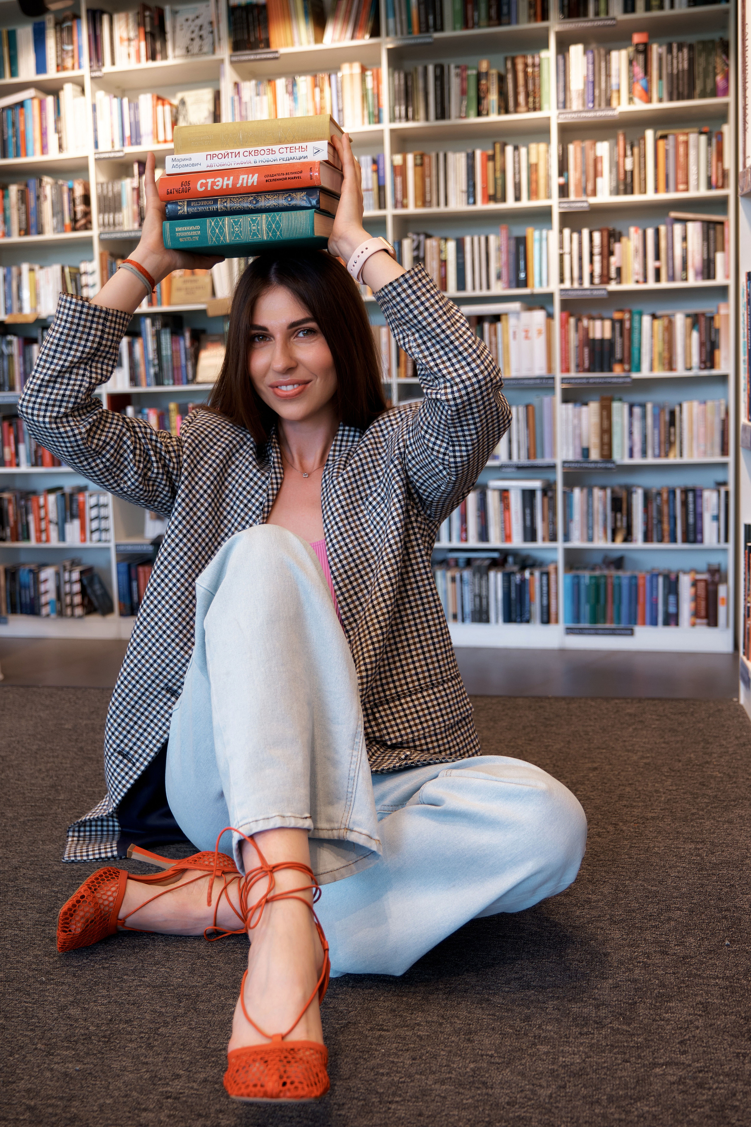 Катя. Портрет в книжном магазине. Свадебный и портретный фотограф в Екатеринбурге Александр Блюденов