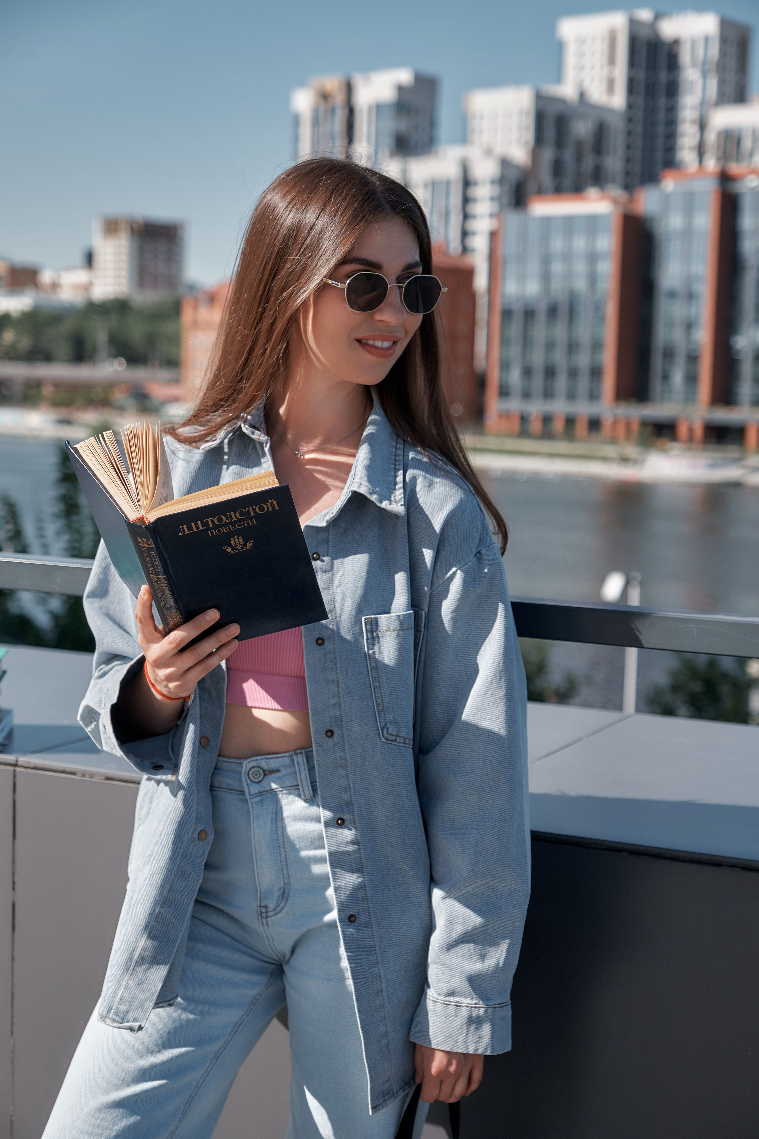 Катя. Портрет в книжном магазине. Свадебный и портретный фотограф в Екатеринбурге Александр Блюденов