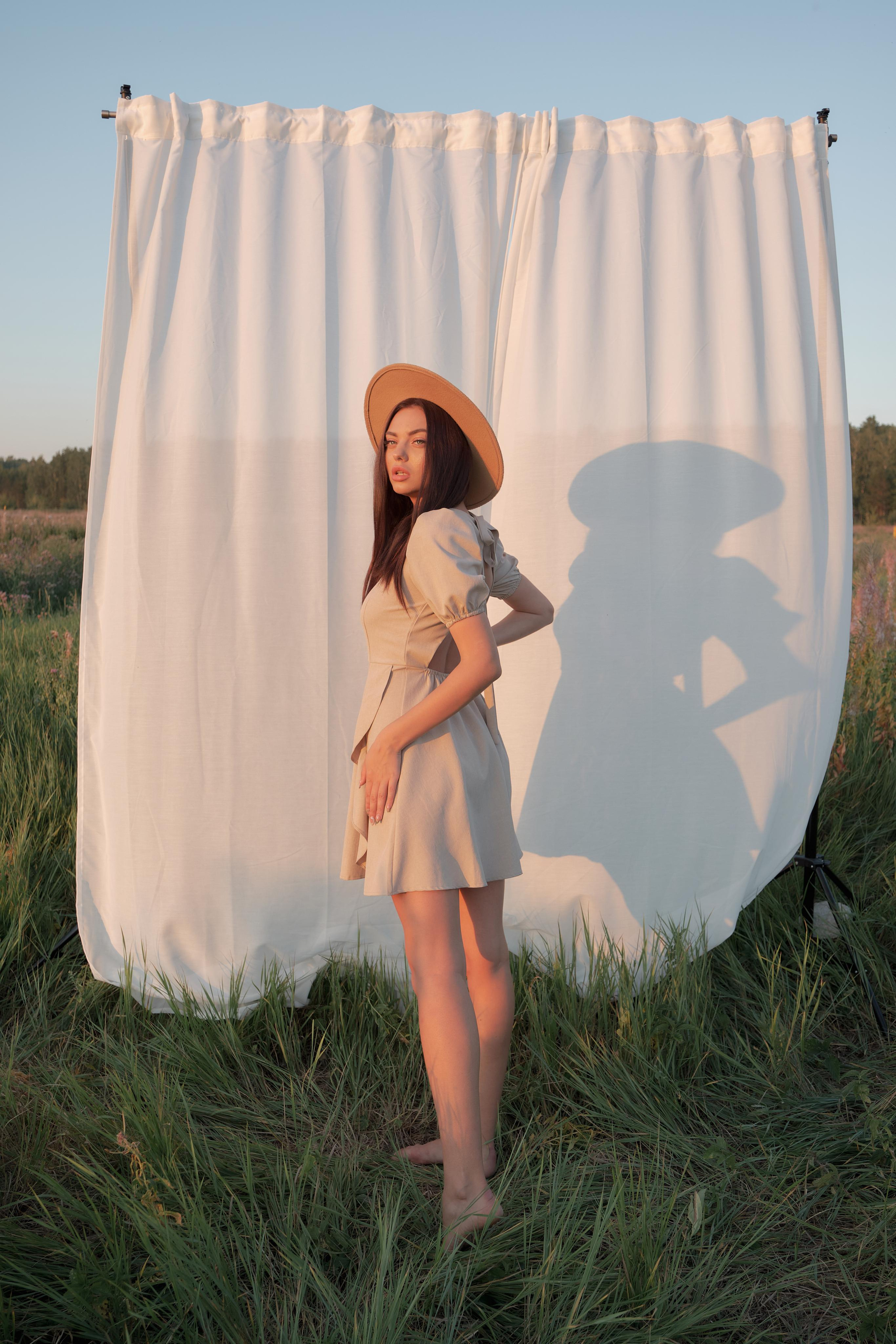 Диана. Портрет в поле со шторами. Свадебный и портретный фотограф в Екатеринбурге Александр Блюденов