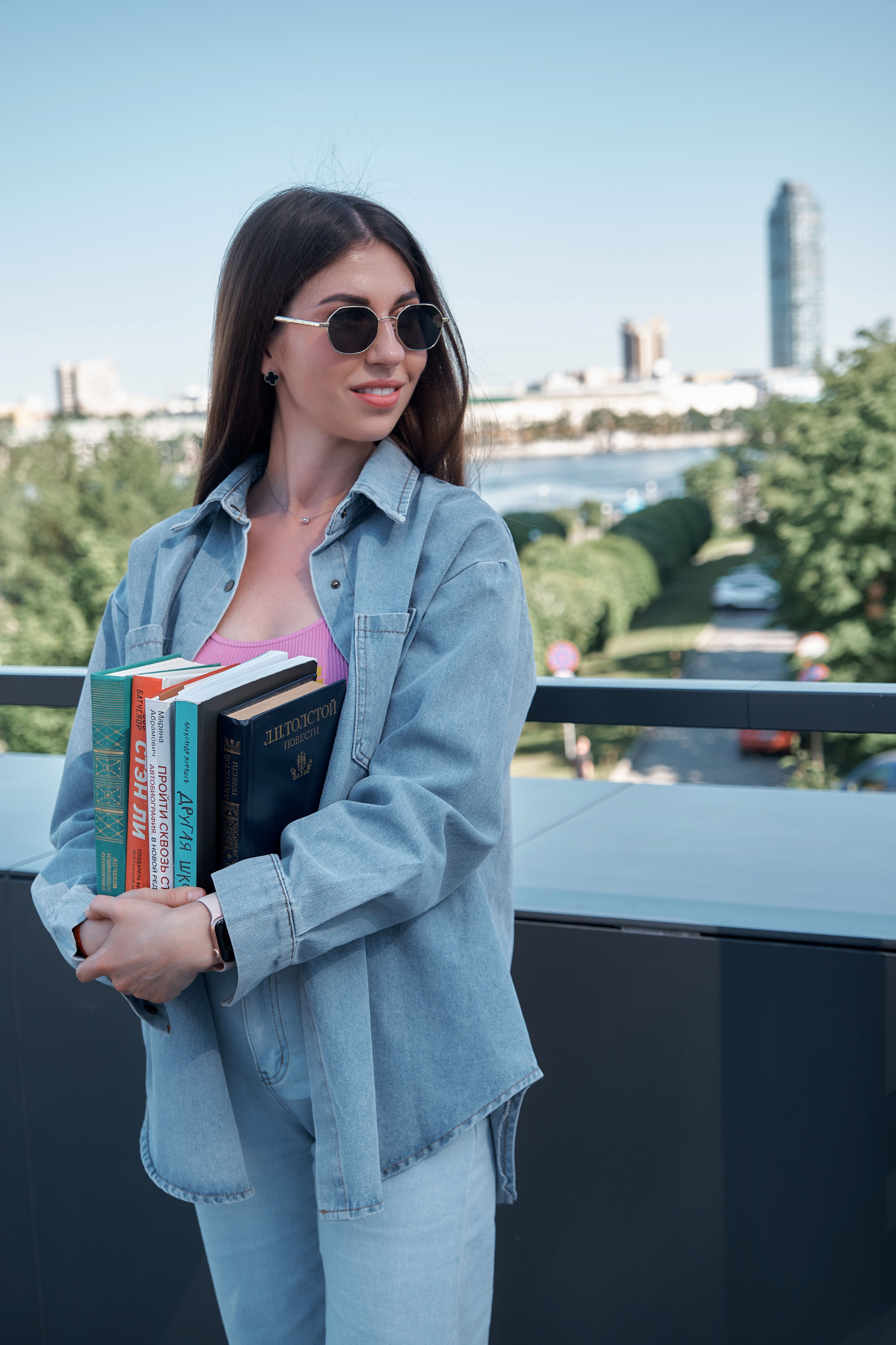 Катя. Портрет в книжном магазине. Свадебный и портретный фотограф в Екатеринбурге Александр Блюденов