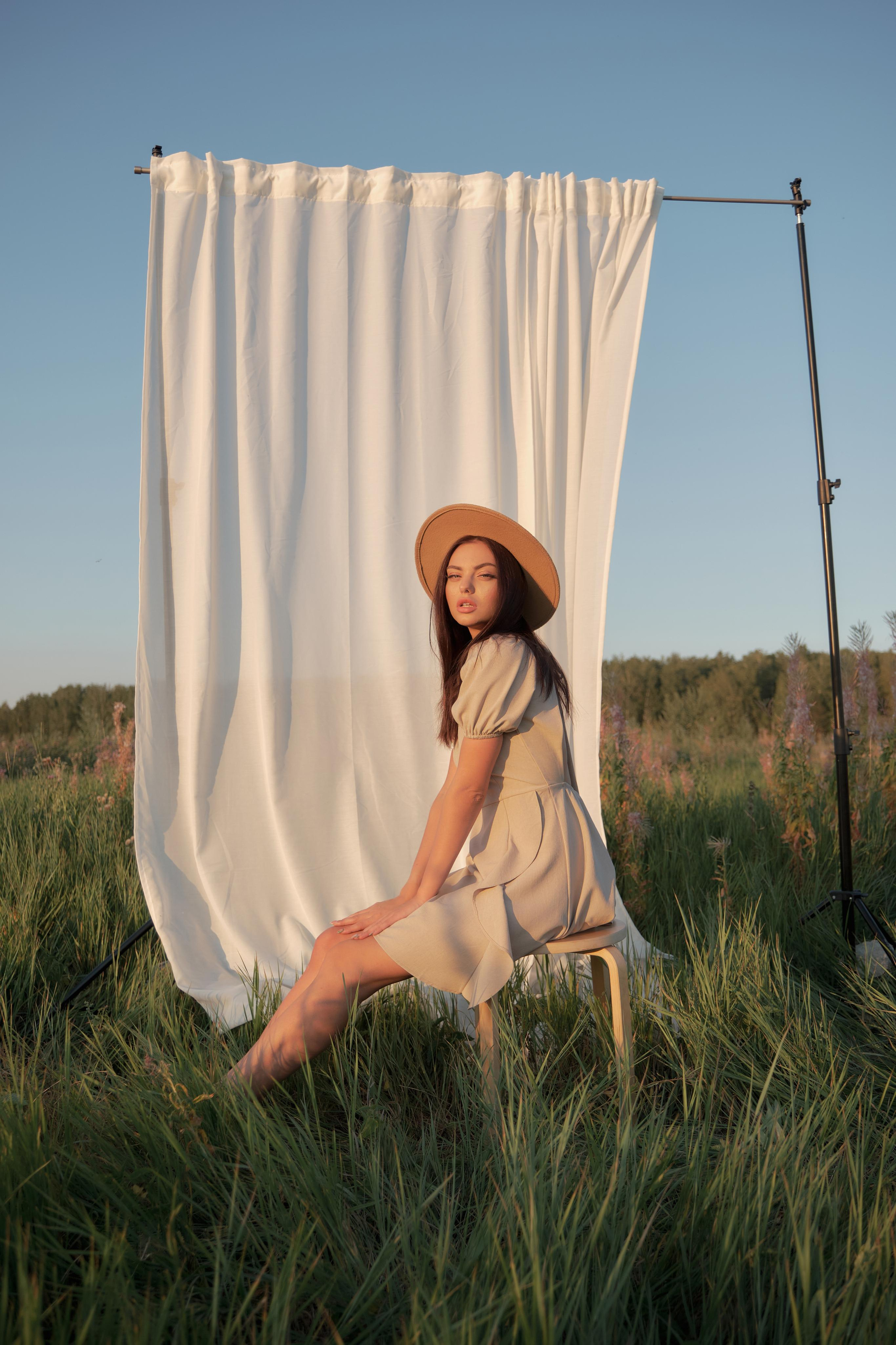 Диана. Портрет в поле со шторами. Свадебный и портретный фотограф в Екатеринбурге Александр Блюденов