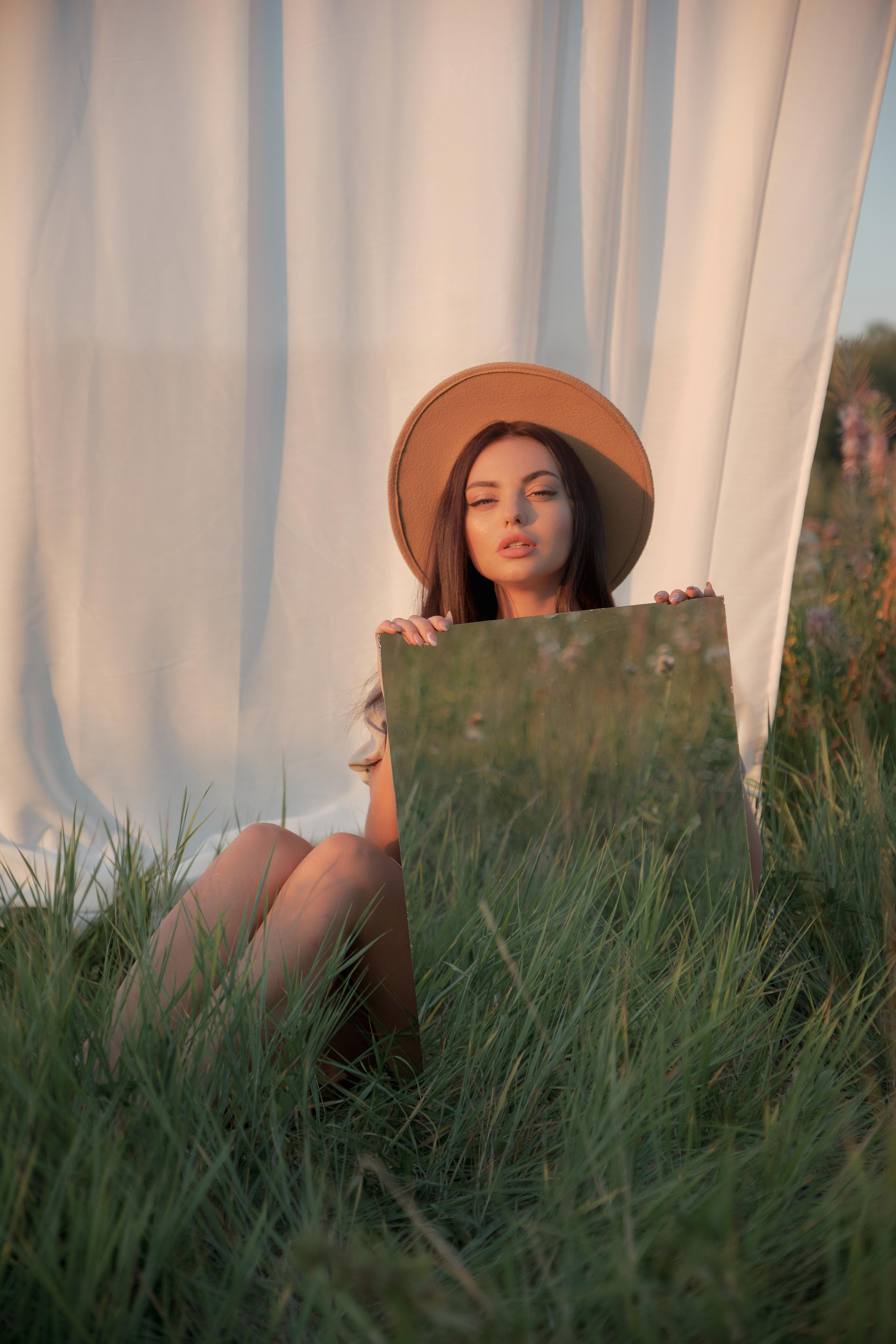 Диана. Портрет в поле со шторами. Свадебный и портретный фотограф в Екатеринбурге Александр Блюденов