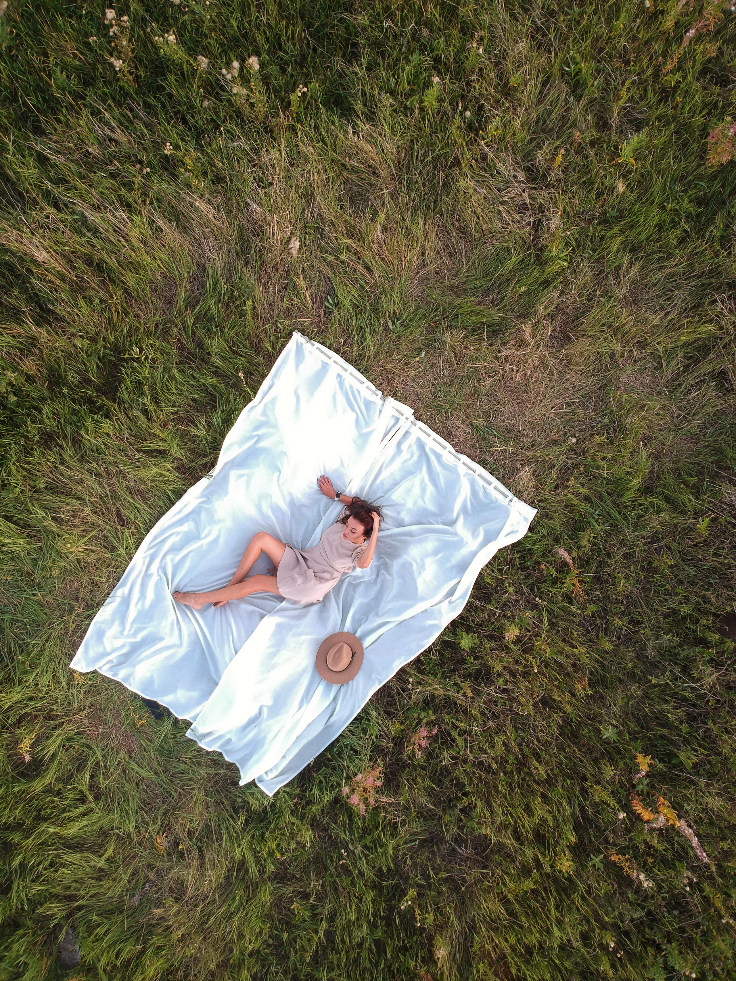 Диана. Портрет в поле со шторами. Свадебный и портретный фотограф в Екатеринбурге Александр Блюденов