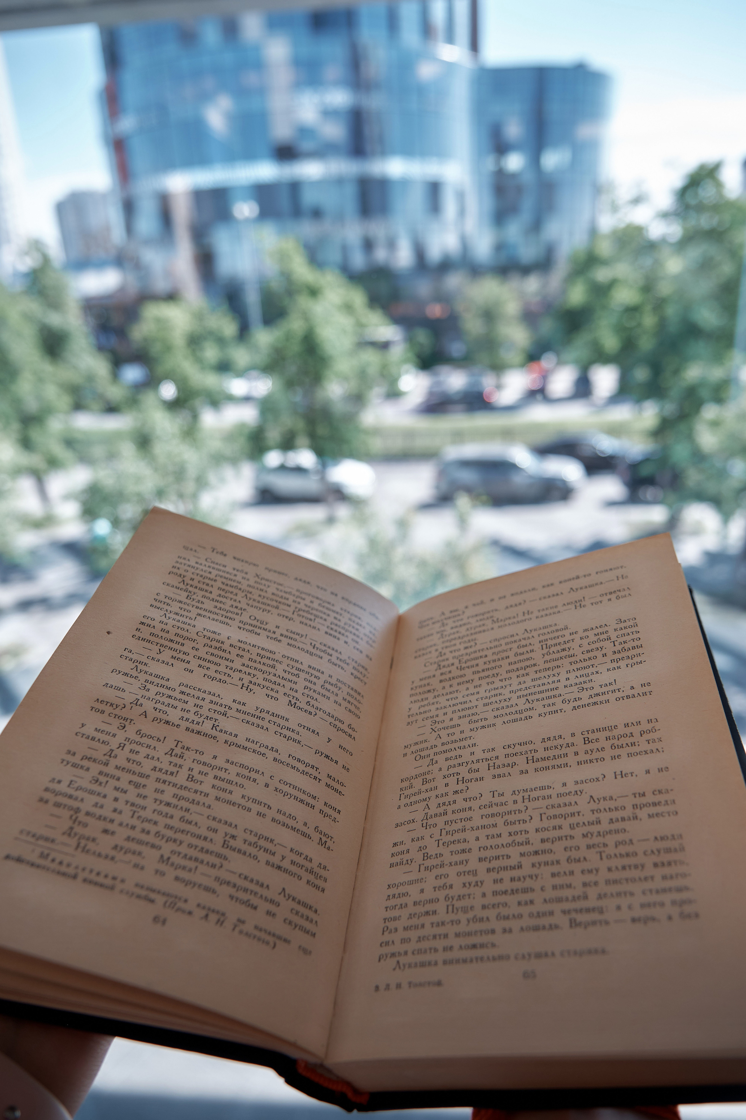 Катя. Портрет в книжном магазине. Свадебный и портретный фотограф в Екатеринбурге Александр Блюденов