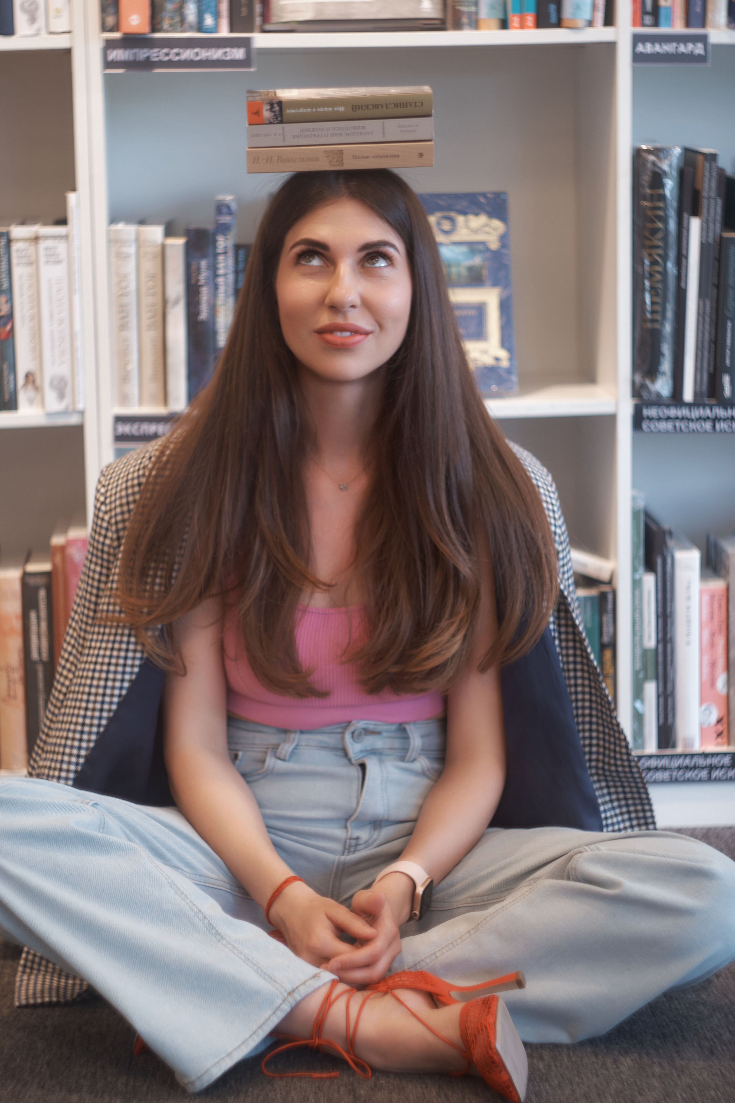 Катя. Портрет в книжном магазине. Свадебный и портретный фотограф в Екатеринбурге Александр Блюденов
