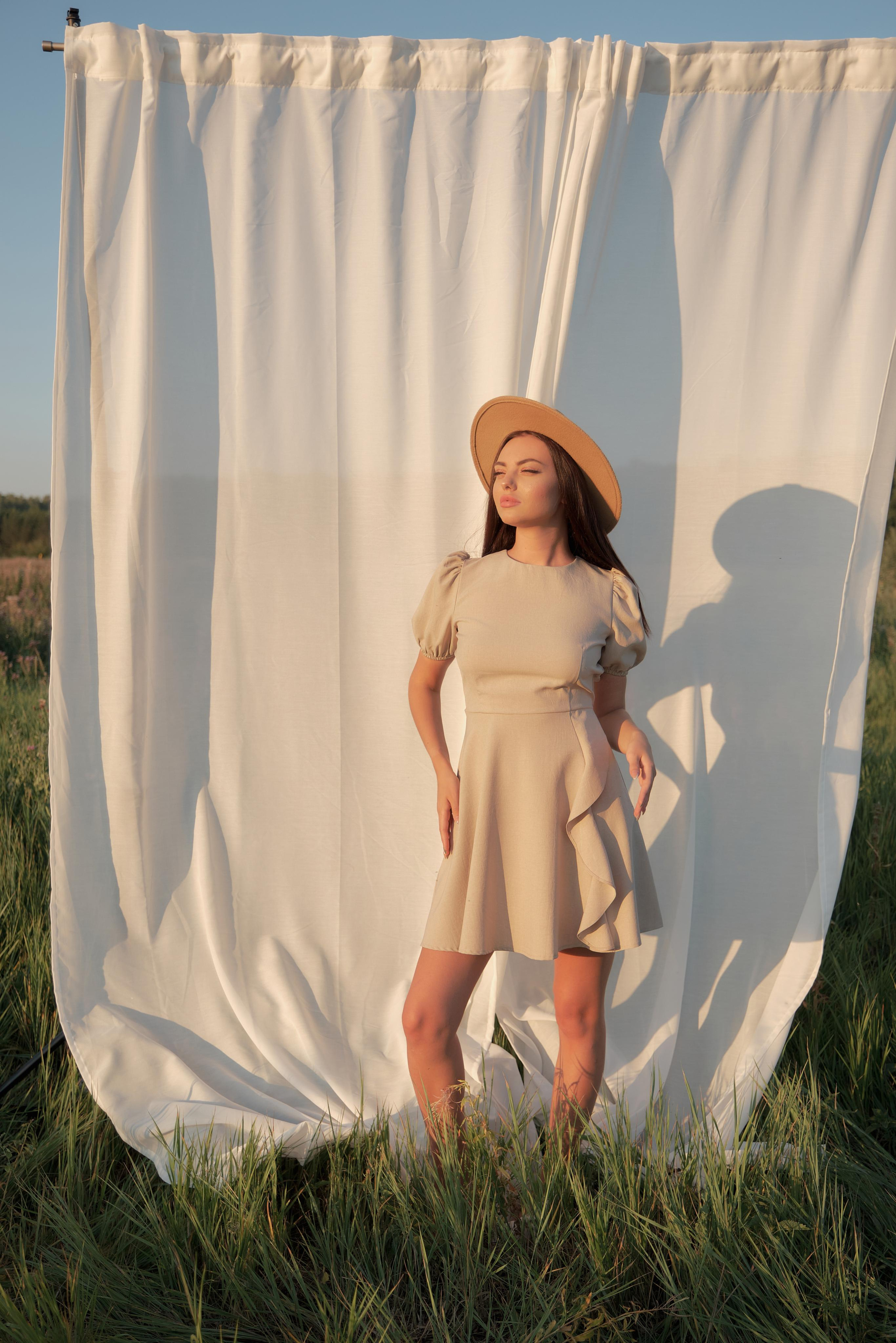Диана. Портрет в поле со шторами. Свадебный и портретный фотограф в Екатеринбурге Александр Блюденов