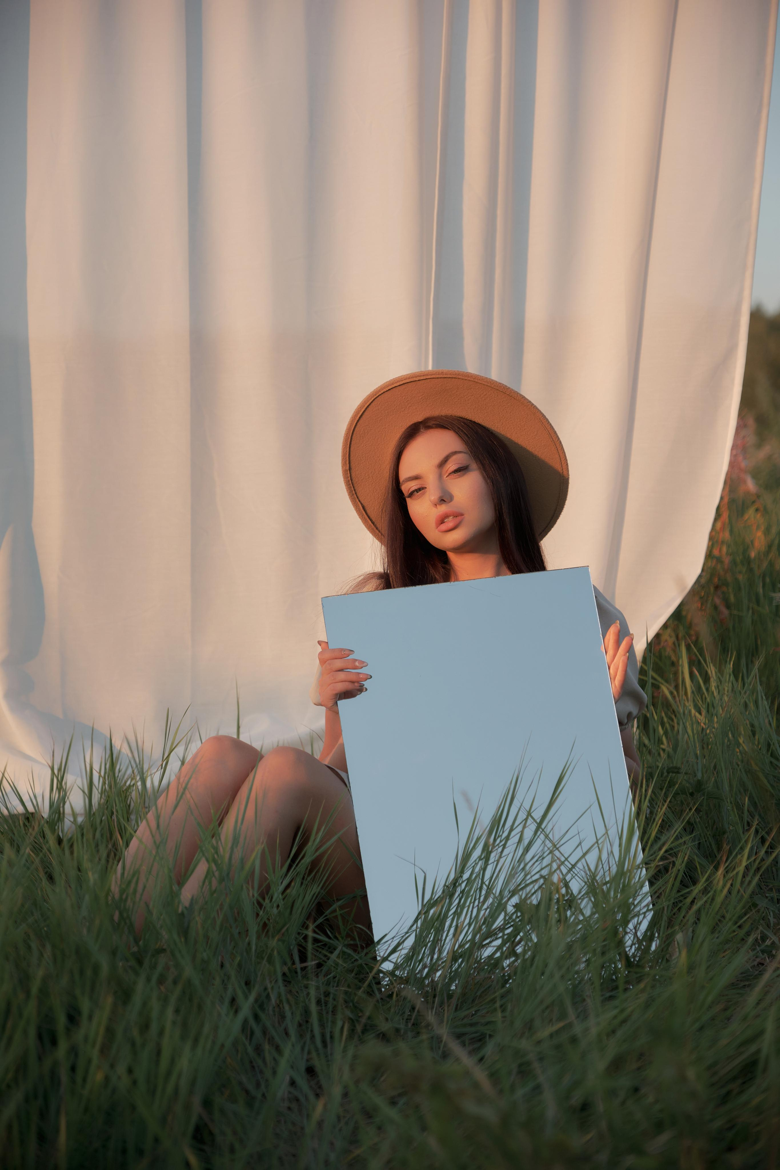 Диана. Портрет в поле со шторами. Свадебный и портретный фотограф в Екатеринбурге Александр Блюденов