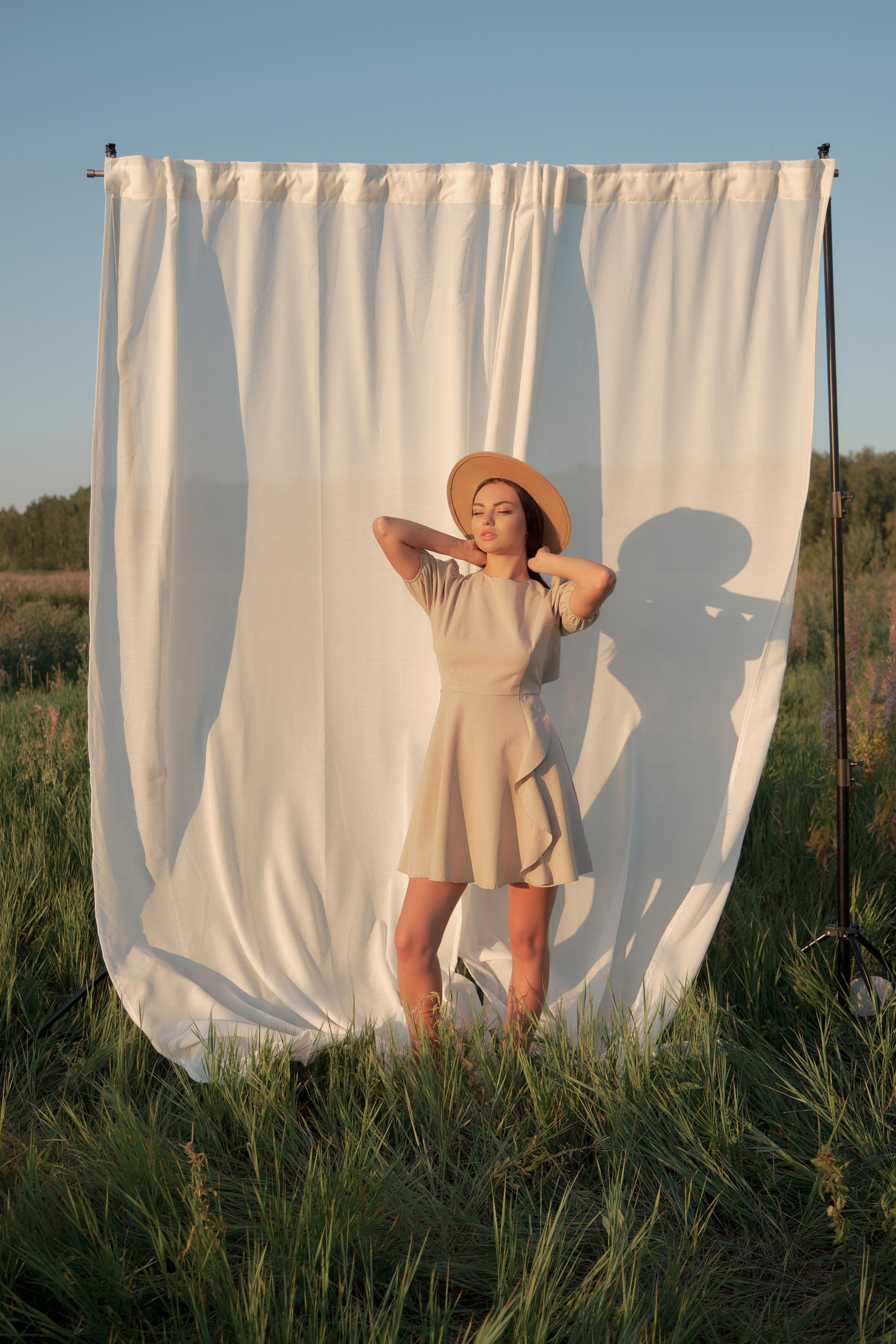 Диана. Портрет в поле со шторами. Свадебный и портретный фотограф в Екатеринбурге Александр Блюденов