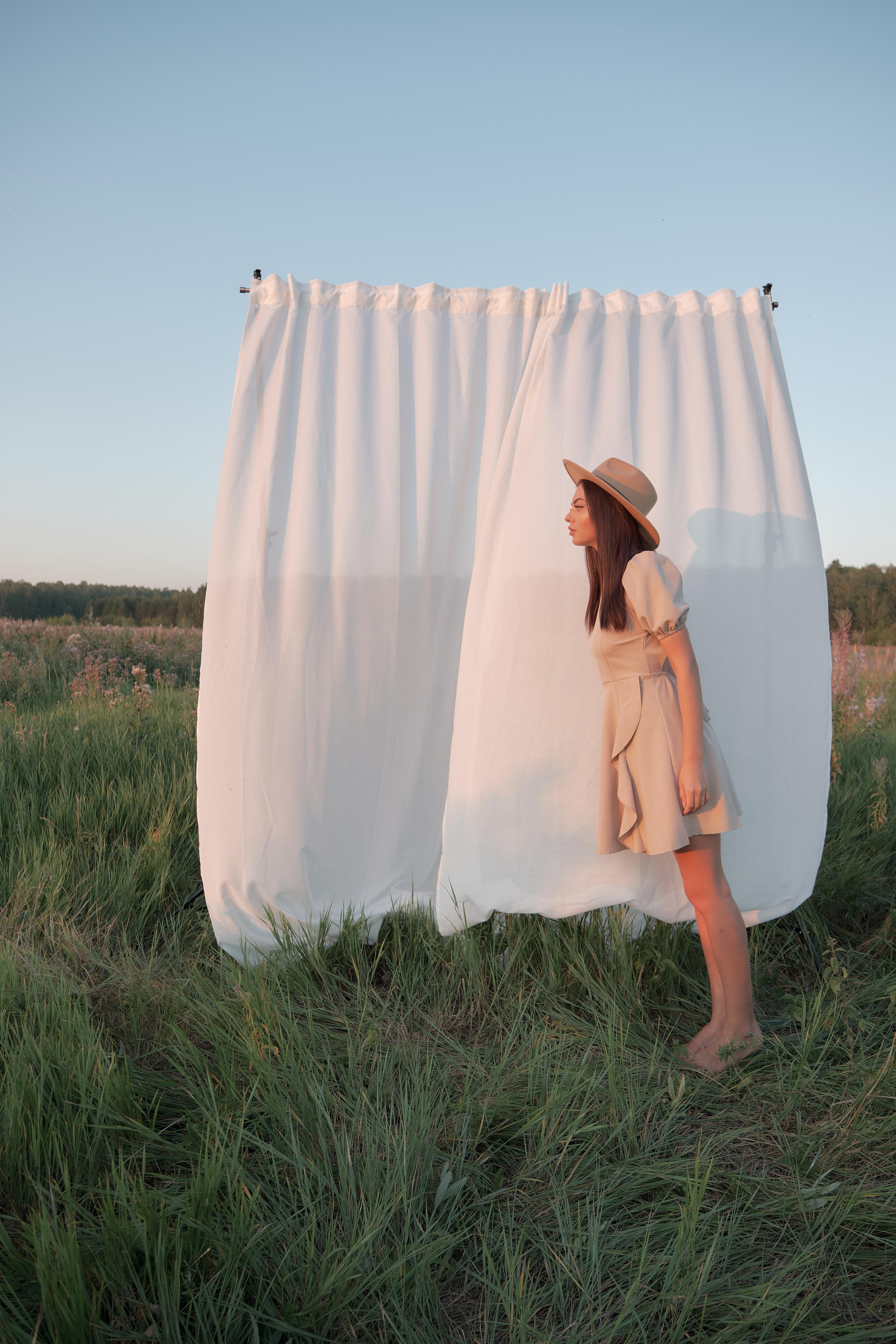 Диана. Портрет в поле со шторами. Свадебный и портретный фотограф в Екатеринбурге Александр Блюденов
