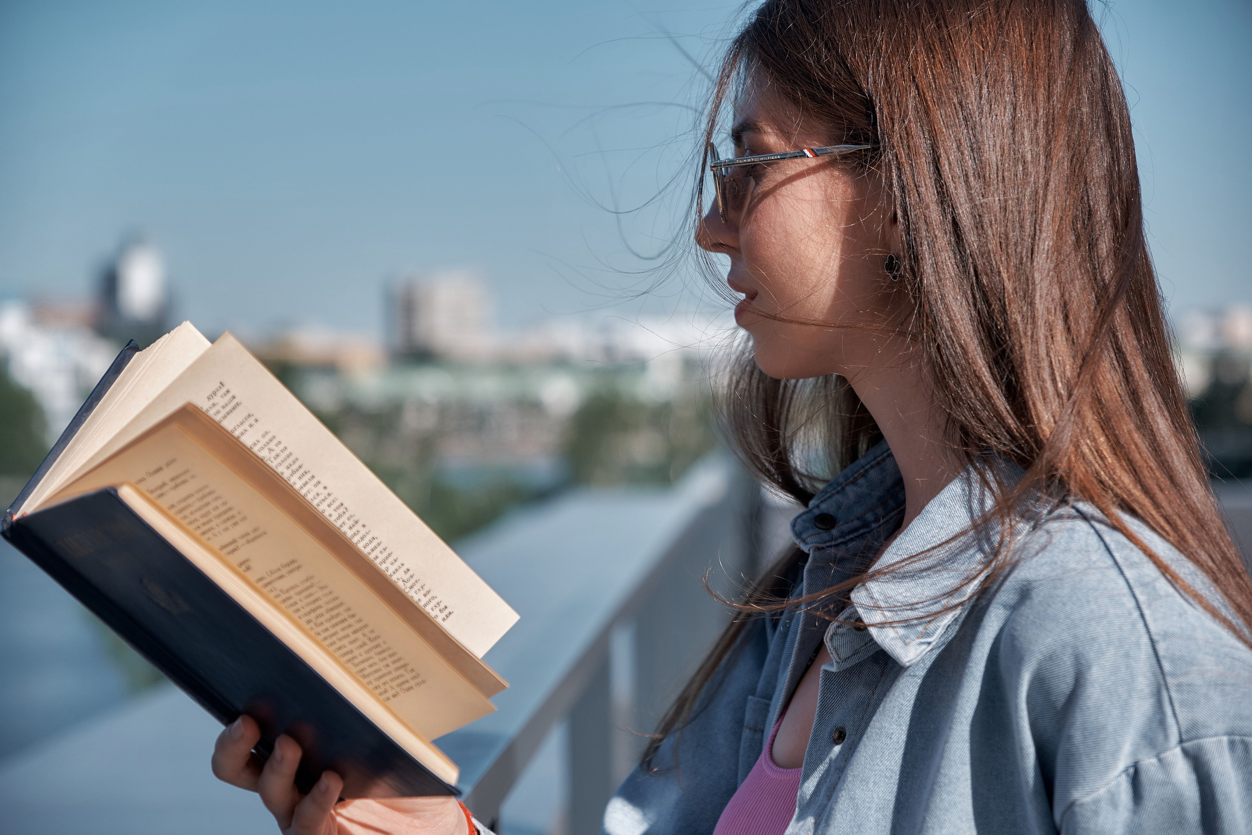 Катя. Портрет в книжном магазине. Свадебный и портретный фотограф в Екатеринбурге Александр Блюденов